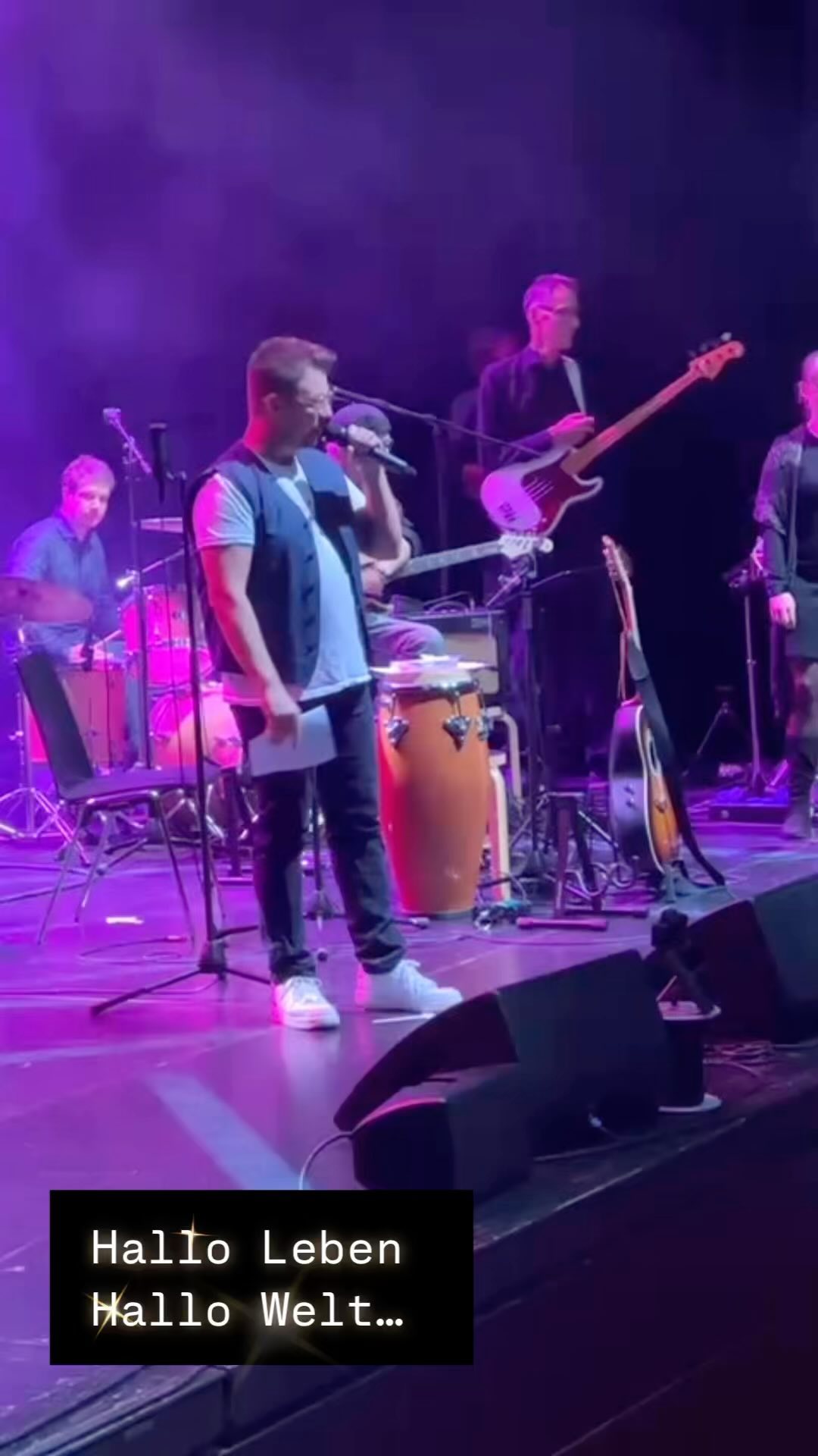 Bei dem Musical Hallo Leben Hallo Welt wurden so unglaublich viele und wichtige Werte übermittelt, die @peterreimtgutofficial liebevoll in die Songtexte integriert hat. So hat das Musical nicht nur die Zuschauer zu tränen gerührt und auf vielen Ebenen miteinander vereint, sondern auch die Musiker hinter und auf der Bühne zusammenrücken lassen.
War das eine wunderschöne Erfahrung 🫶🏻
Danke, dass ich Teil davon sein durfte!
#stadtloerrach #burghoflörrach #musical #peterreimtgut