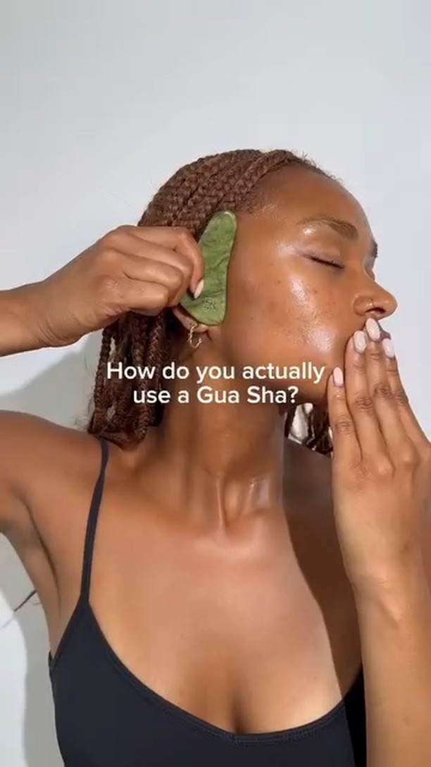✨ Sculpting magic in just 5 minutes a day! Here's how to use a Gua Sha
Helps reduce morning puffiness
Improves circulation for that natural glow
Relaxes facial tension (bye stress lines!)
Aids lymphatic drainage
Do you Gua Sha? Drop a 💆♀️ below if you're part of the facial massage club! #GuaShaRoutine #FacialMassage #SkincareTips