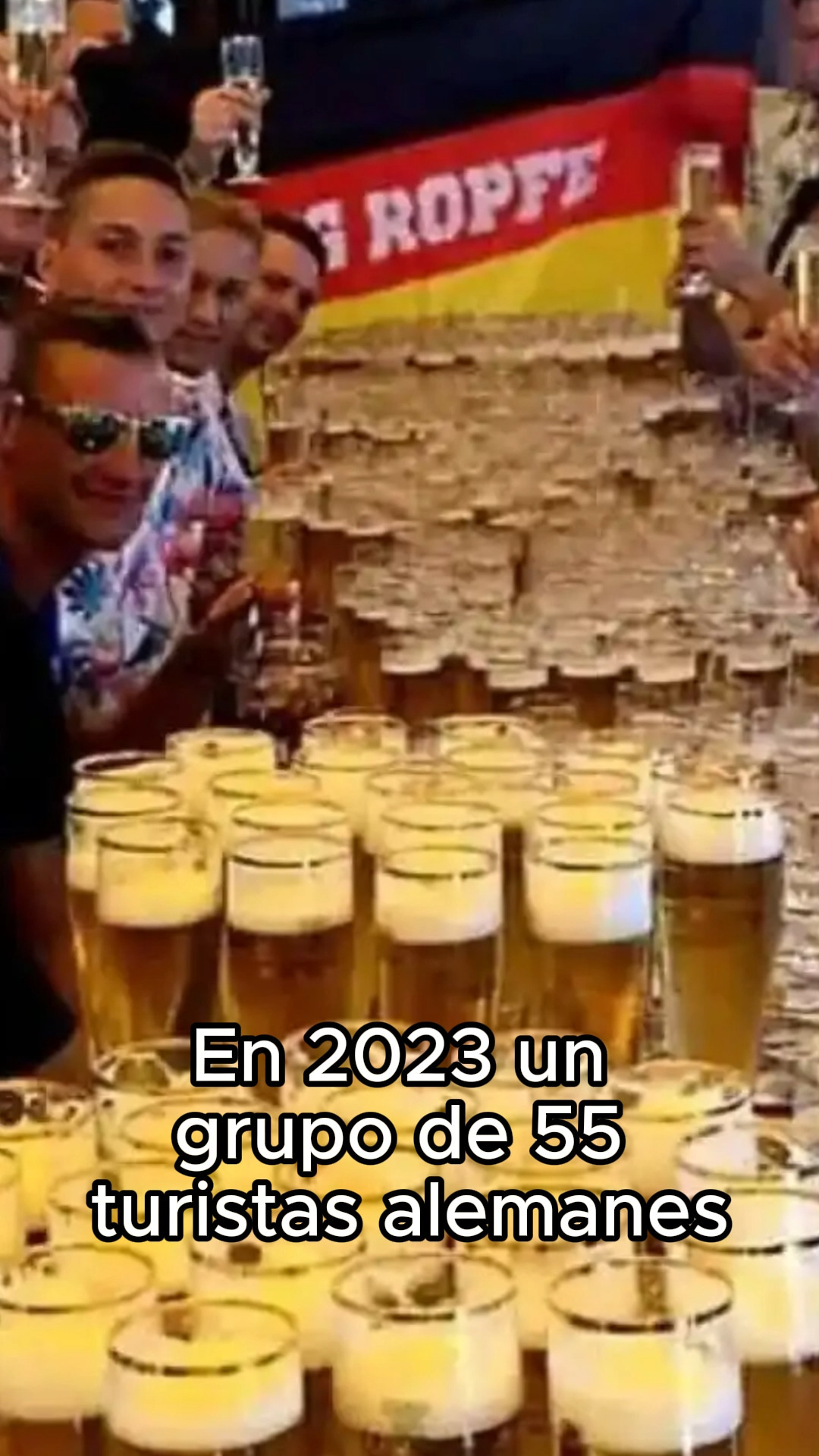 En 2023, un grupo de 55 turistas alemanes, que se conocieron a través de grupos de WhatsApp, realizó una hazaña inusual en Mallorca al intentar superar un récord de consumo de cerveza. Organizado por el dueño de una agencia de turismo local, el desafío consistió en beber 1,254 cervezas en menos de tres horas en Platja de Palma, conocida por su vida nocturna y criticada por el "turismo de borrachera". A pesar de exceder los límites del consumo responsable, el grupo logró el objetivo, gastando 2,838,20 euros en la hazaña. Este logro superó el récord anterior en la isla, generando discusiones sobre el consumo responsable y la sostenibilidad del turismo en destinos como Mallorca. Aunque no hubo incidentes graves, la experiencia plantea preguntas sobre la promoción de un turismo más responsable en la isla.
#Beerscool #RécordCerveceroMallorca #TurismoSostenible #ExperienciaAlemana #ConsumoResponsable #PlatjaDePalmaChallenge #beerlovers #cerveceros #Beertography