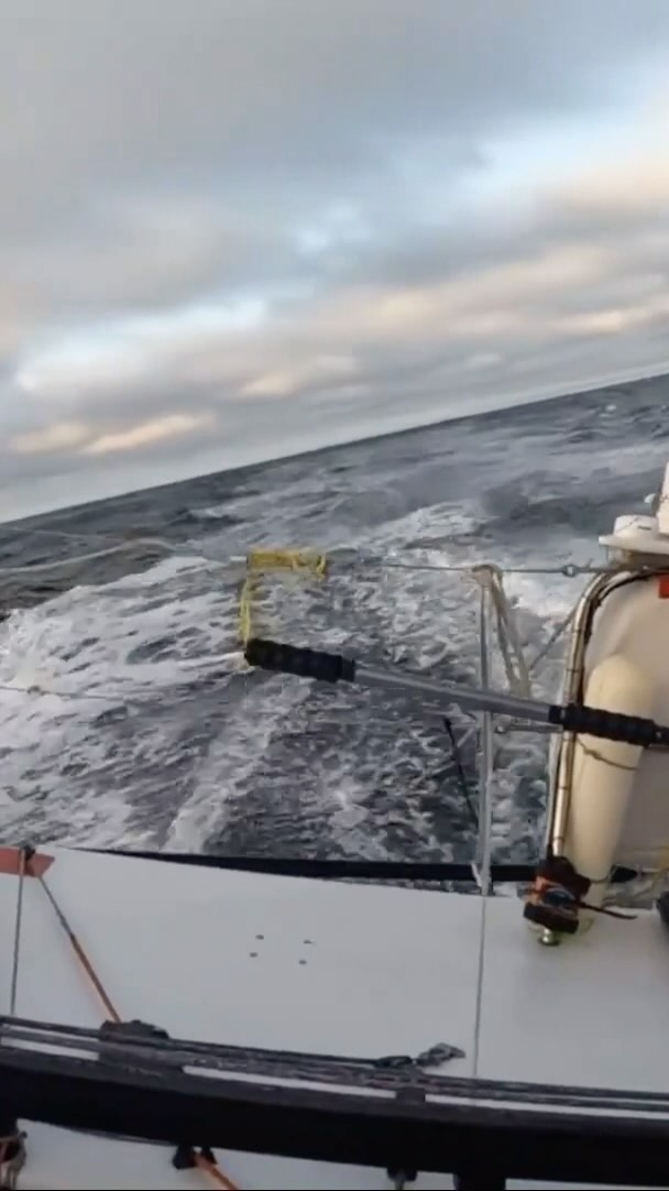 𝗟𝗮 𝗺𝗶𝗻𝘂𝘁𝗲 𝗱𝘂 𝗷𝗼𝘂𝗿 #𝟭𝟱
La bataille continue de faire rage entre Ambrogio Beccaria et Ian Lipinski en tête de flotte, séparés d’à peine 10 milles nautiques ! 💥
La dorsale présente au large de New York entraîne un vent faible et met les nerfs des marins à rude épreuve ! 👊
🎥 Nefsea
@cic | @lorientagglo | @region.bretagne
#TheTransatCIC #TransatAnglaise #Sailing #Sail #Ocean #Boat #Voile #IMOCA #Class40 #Lorient #NewYork