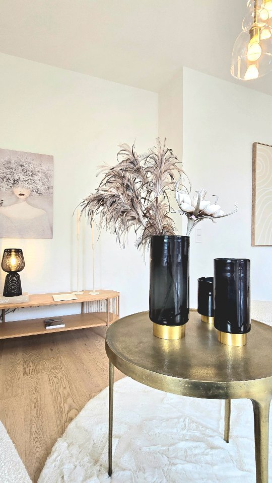 Musterwohnung in Köln in Creme und gold mit schwarzen Akzenten.