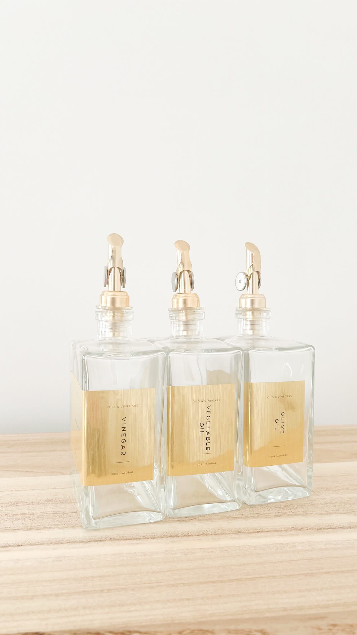 Book bottles now available with shiny gold labels 🤩
#oilbottle #syrups #coffestation #cruetset #kitchendetails #kitchendecor