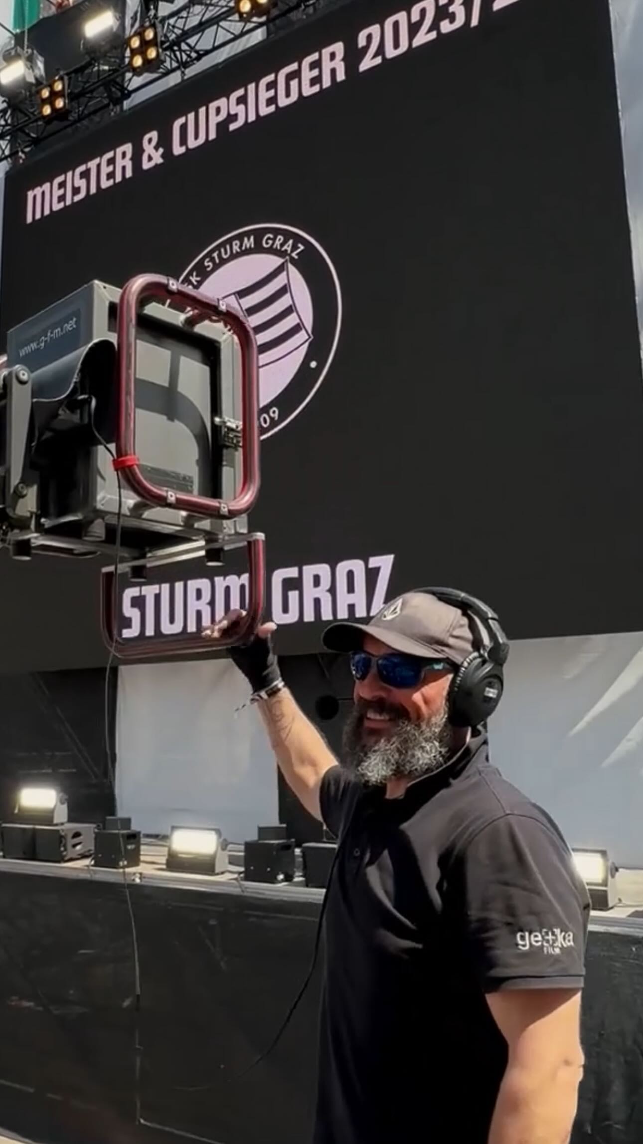 Pablo unser Kran Operator mit einem unserer @gfm_gripfactorymunich - Kransysteme bei der @sksturm Meisterfeier.
#gekafilm #sksturm #meisterfeier #gripfactorymunich #operator