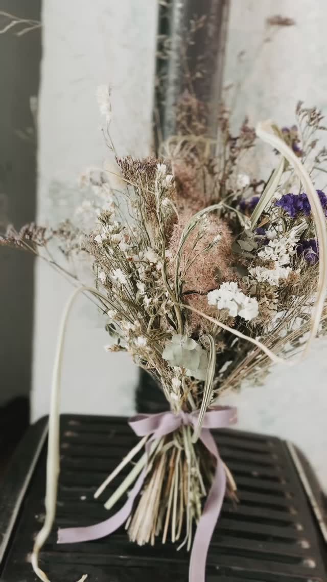 Ein Trockenblumensträußchen am Morgen. ✨
#blumenimwinter #blumendieanmorgendenken #trockenblumenstrauss #dryflowers #slowflowerbewegung