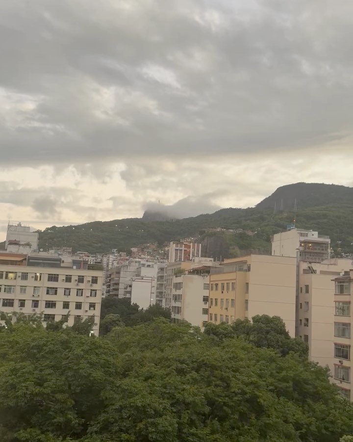 Le christ Rédempteur du haut du morro Corcovado était traversé par des nuages qui couvraient la cidade maravilhosa Rio de Janeiro……. www.lhommederio.fr #riodejaneiro #joiedevivre #amitié #favela #elenao
#lyon #progres #beauté #population #christ #redemption #jeanpaulbelmondo
#beaute #samba #carioca #beaute #carnaval #christ #redemption #corcovado
#enfant #favelas #elephant🐘 #dieux #deus #amour #love #belmondo
#gang @faveladopaulinho #livre #enfance #belmondo #lhommederio.fr