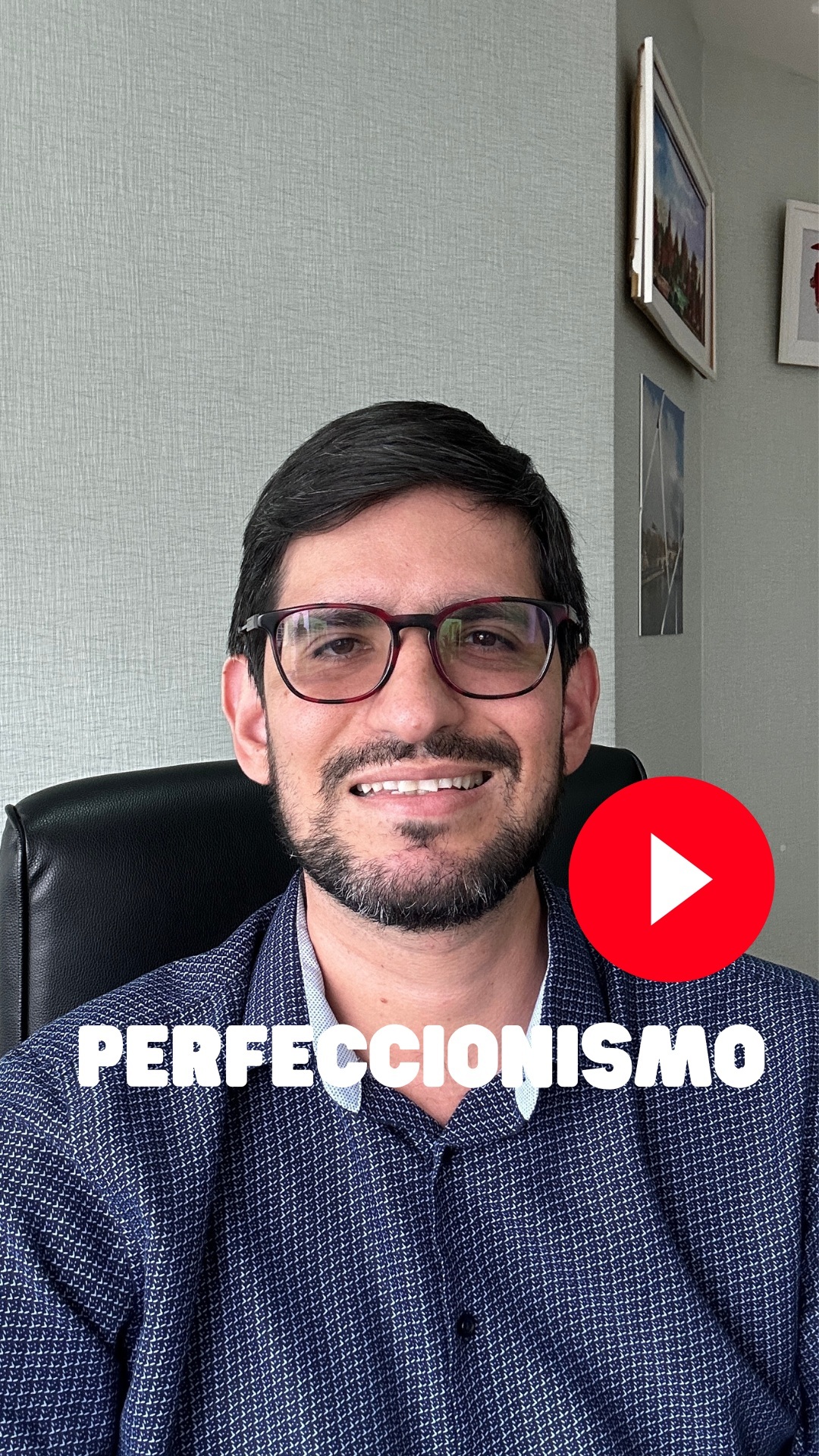 No vídeo de hoje começamos uma conversa sobre perfeccionismo abordando alguns tópicos bastante interessantes...
Você já se pegou admirando vidas "perfeitas" nas redes sociais, imaginando como alguns conseguem manter a calma, a pele e a compostura perfeitas enquanto você se vê numa luta para equilibrar suas demandas diárias? Se sim, você não está sozinho…
Há quem afirme (e eu concordo) que as imagens impecáveis que nos rodeiam podem influenciar de uma forma muito intensa as nossas emoções, criando sentimentos persistentes de inferioridade, vergonha e ressentimento. Será que estamos todos sendo arrastados para uma busca incessante por metas inatingíveis?
No vídeo de hoje, começamos uma conversa sobre perfeccionismo, tentando entender melhor do que se trata essa característica, como ela pode influenciar a saúde mental e o bem-estar das pessoas, a sua ligação com os instantâneos de felicidade eterna e descomplicada das redes sociais. Vamos entender ainda a forma como perfeccionismo e padrões elevados de exigência são duas questões bastante distintas, e destrinchar o lugar de origem do perfeccionismo.
Espero que gostem! Deixe seu comentário e entre na conversa, pois essa é uma conversa em mais de um capítulo.
#perfeccionismo #psicologia #psiquiatria #terapiacognitiva #distorcoescognitivas #adoecimento #redessociais