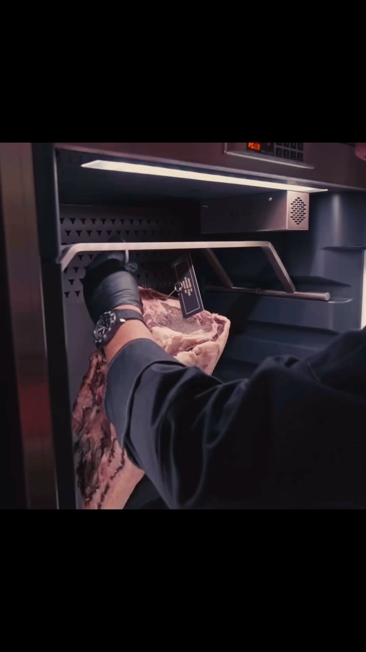 Lust auf ein Dry Ager Seminar? 🥩 Entdecke die Geheimnisse perfekt gereiften Fleisches bei der @dryagedfactory mit Roger Bösch. Buche jetzt deinen Termin über unseren Online-Shop und werde zum Dry Aging-Profi!
🔗Link in Bio.
#dryaged #dryaging #dryagedfactory #steak #dryagerlove #meat #smartaging #steakhouse #seminar #dryager