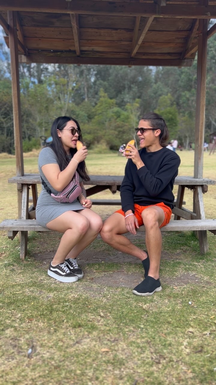 Amor es compartir una empanada boliviana ❤️🇧🇴
#saborquetemarca #empanadasbolivianas