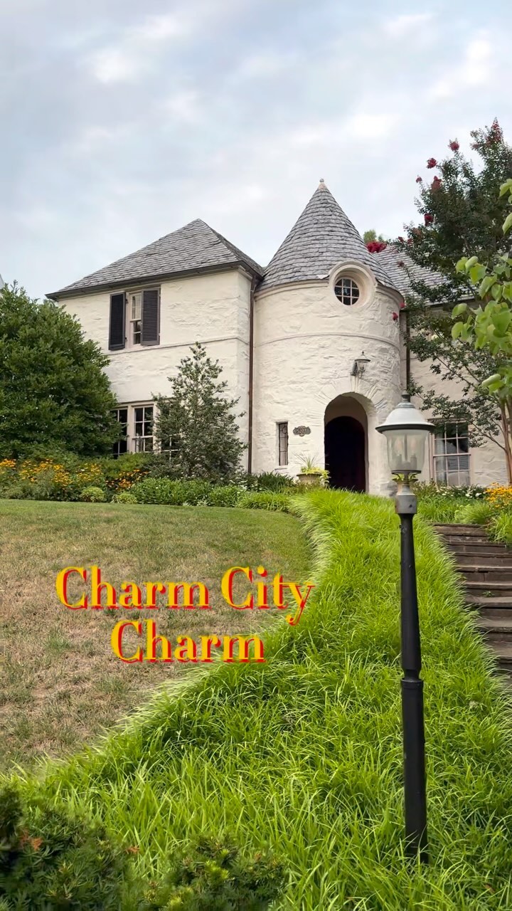 More Charm city homes with so much character. Which one would you live in? Truly love walking through these neighborhoods in Baltimore.
#charmcity #baltimorecity #baltimorehomes #marylandhomes #charminghomes #vintagehomes #vintageamericana #classicvibe #beautifulhomesofinstagram
