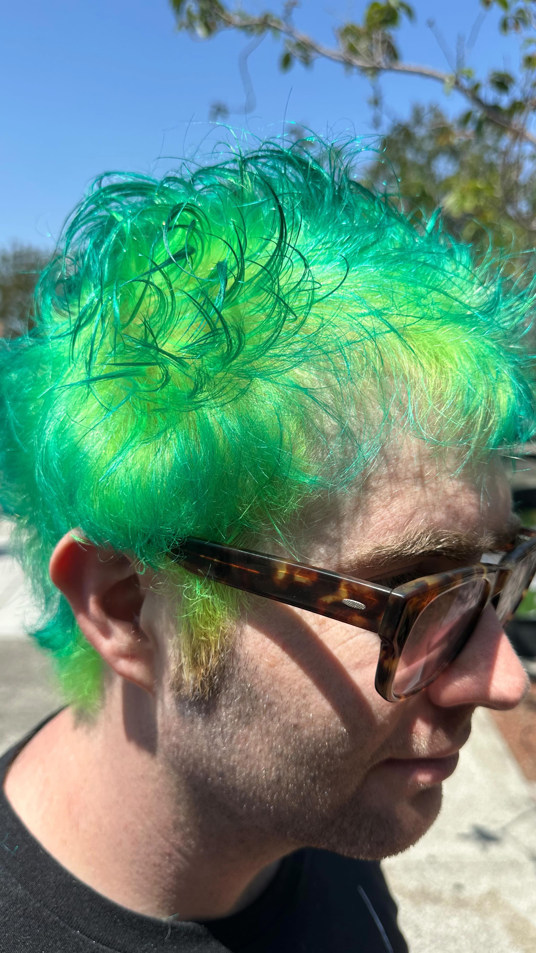 Check out this fun and fabulous #neongreen #ghostroot with #turquoise tips
Lightened by @abitsnippy
#vivids by @jess.thecosmo
Using our favorite @pulpriothair !
#greenhair #vividhaircolor #turquoisehair #tealhair #solanoave #twotonedhair #pulpriothair #pulpriot