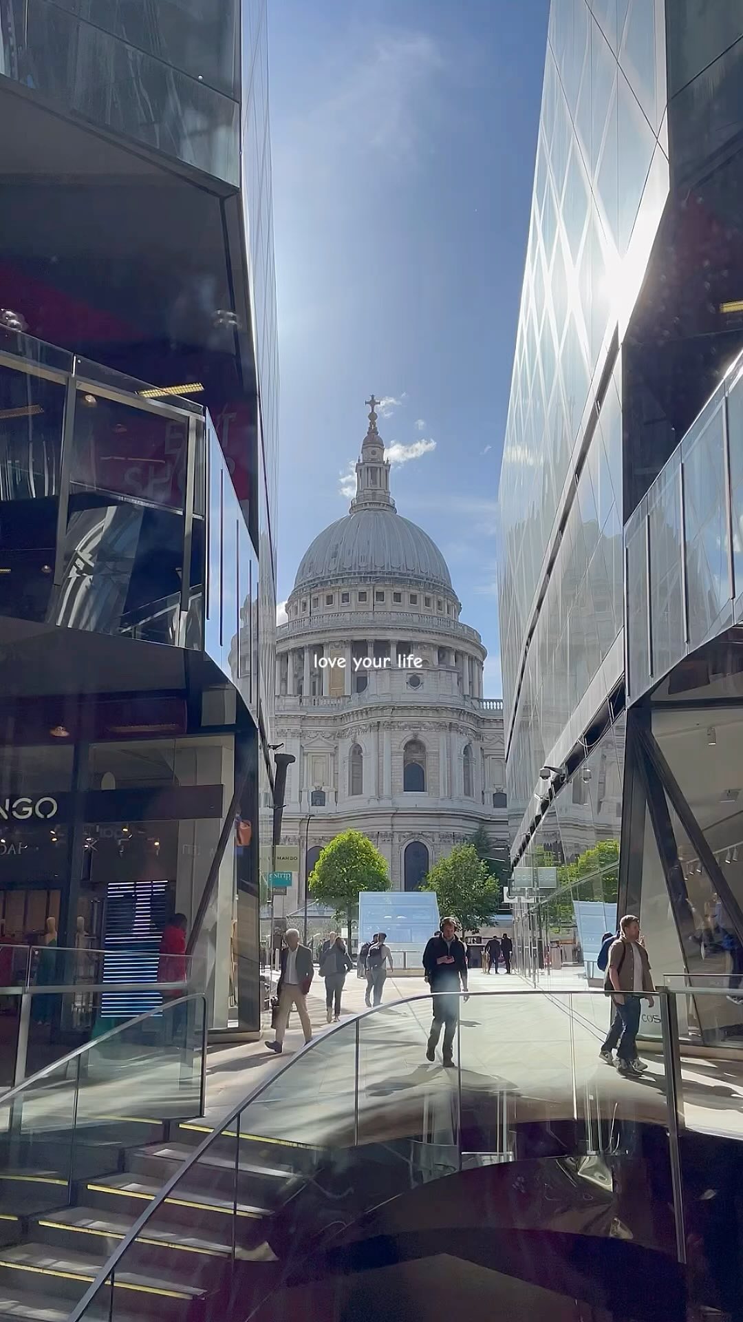 Pretty city London 💙
ft @ruzzpunzel & @gulcekucukdag 😮💨
#london #afterhours #professionallife #legalprofession #wellbeing #happiness