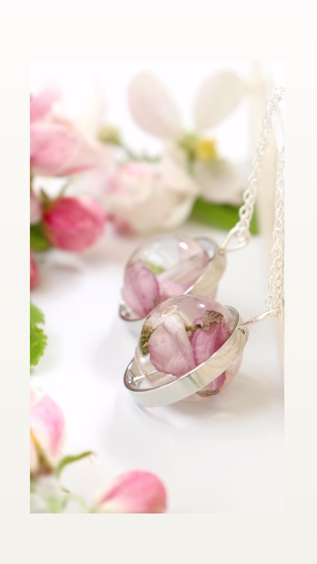 Apple blossom spinner necklaces!!
All the blossoms seem to have been amazing this year but apple blossoms are my absolute favourite! I just think the pale pink and creamy white are so delicate and beautiful 🌸💕
I’ve used them in a spinner necklace so the petals can be all floaty and viewed from all angles 🙂
Available now from www.silverandbirch.com x
