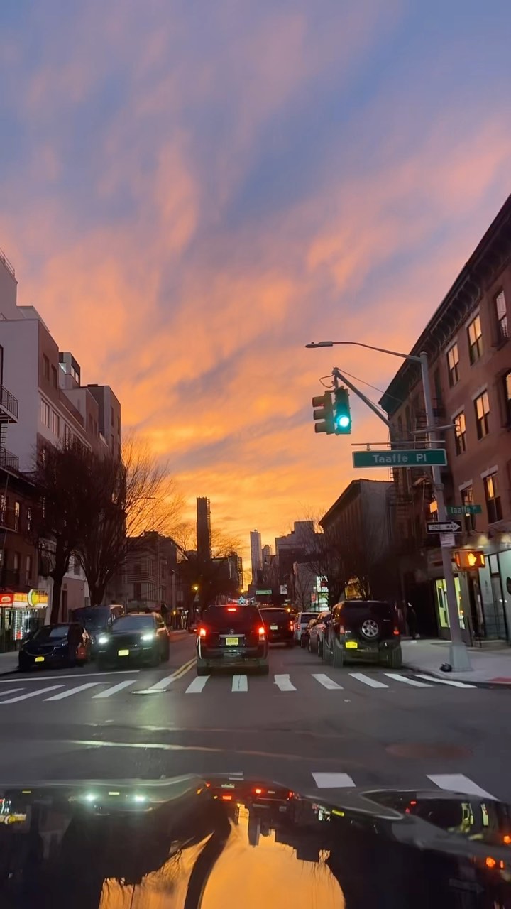 Bed-Stuy skies 🤩🌇 On the way to Downtown Brooklyn! Who is else is excited for spring sunsets and blooming gardens in Brooklyn!?
.
.
.
#brooklynsunset #bedstuybrooklyn #bedfordstuyvesant #clintonhill #fortgreene #downtownbrooklyn #brooklynlifestyle #springinbrooklyn #bknyc #timelapsenyc #timelapse #brooklyninbloom