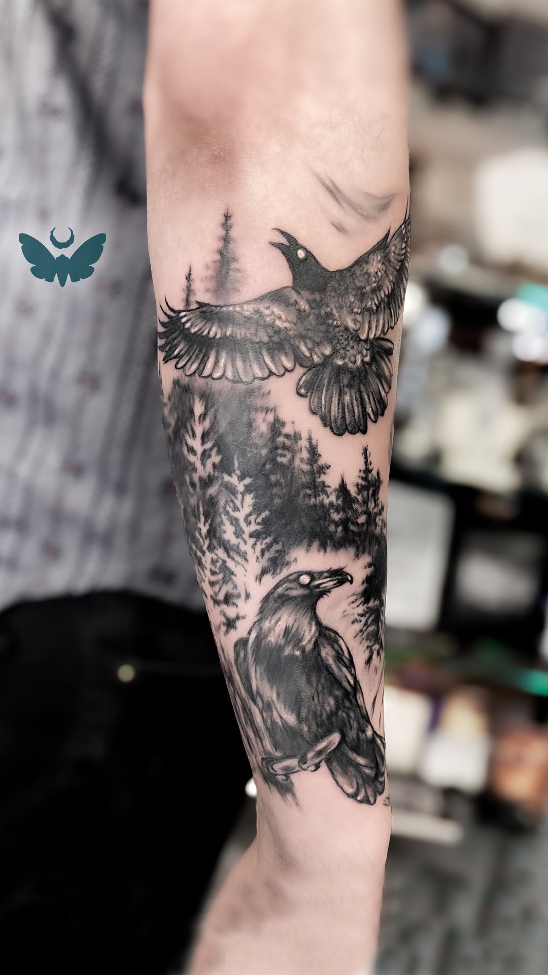 Avant-bras sur un thème #viking avec Hugin et Munin, il a fallut composer avec un tatouage déjà réalisé 🪓
Merci pour ce projet que j’ai adoré réaliser ✨ N’hésitez pas à prendre contact avec moi pour des projets dans cette thématique 🐦⬛
.
Je réponds à vos questions et vos demandes de RDV en MP par mail ➡️ topazie.tattoo@gmail.com ou en ligne ➡️ topazie.setmore.com/beta
.
.
#swisstattooartist #swisstattooers #swiss #vikingstattoo #odin #huginmunintattoo #lausannetattoo #topazie