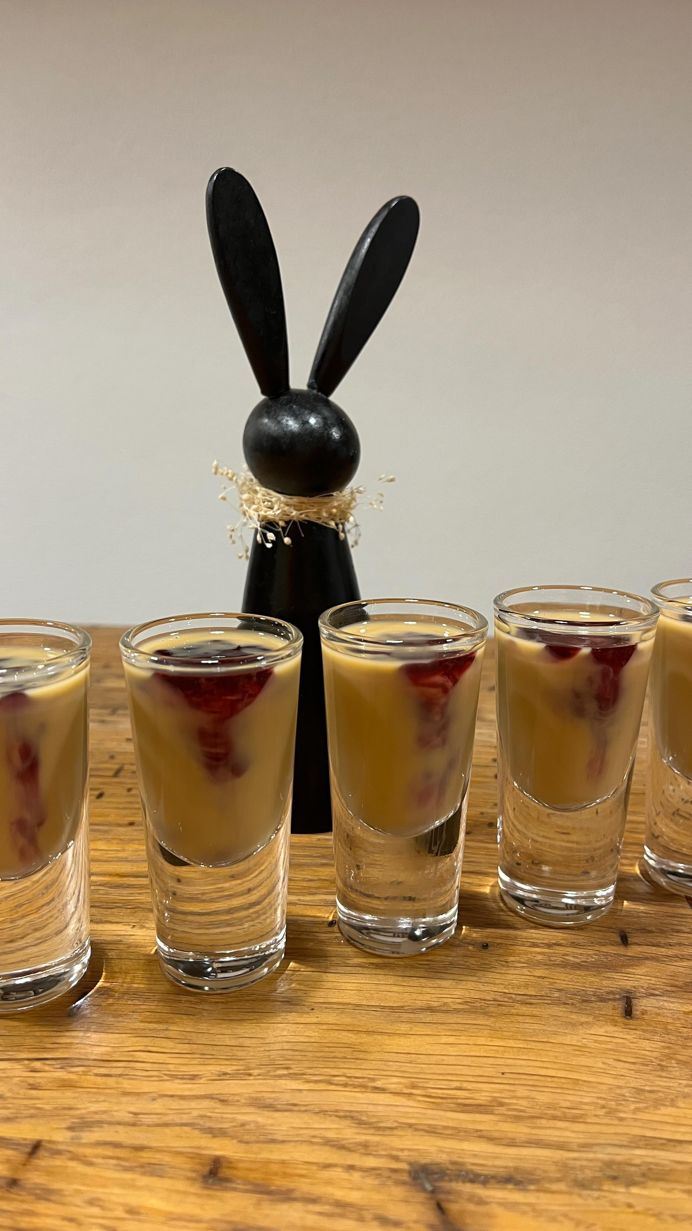 Schwups da waren die Gläser leer…
Wir haben einen richtig leckeren Kombinationsvorschlag für euch:
Eierlikör mit einem Schuss Sauerkirschlikör
Schmeckt super, das müsst ihr unbedingt probieren.
#EdelbrennereiAichele #Ostfildern #Nellingen #Regional #Ostern #Eierlikör #lecker #Schnaps