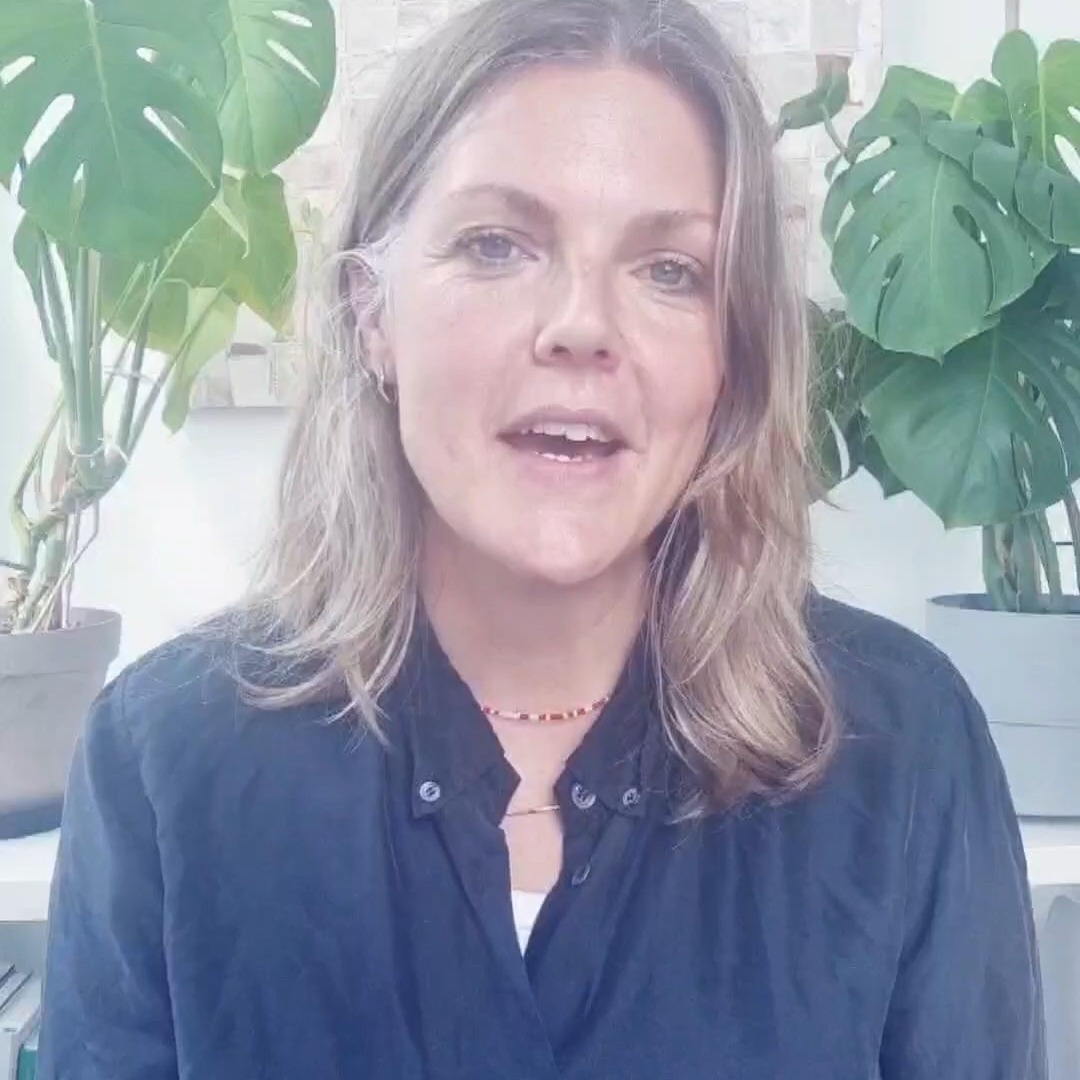 Våra övertygelser och "sanningar" om pengar och rikedom kan antingen begränsa eller öka vår förmåga att njuta av och behålla mycket pengar och rikedom i våra liv. Att uppleva stress, press och brist när du hanterar pengar kommer inte leda till att du känner dig rik och värdig. Hur vill du känna när du tänker på och hanterar pengar? Kommentera med en rad emojis 💯🎉🤸