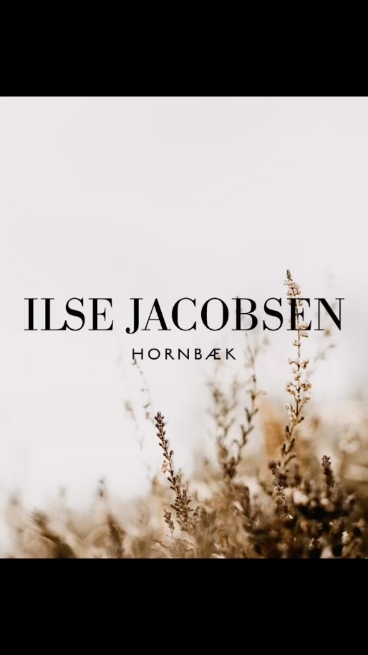 There’s nothing quite like the @ilsejacobsen Art06. Both feminine & functional with a relaxed fit which makes it a must have for all seasons and everything in between.