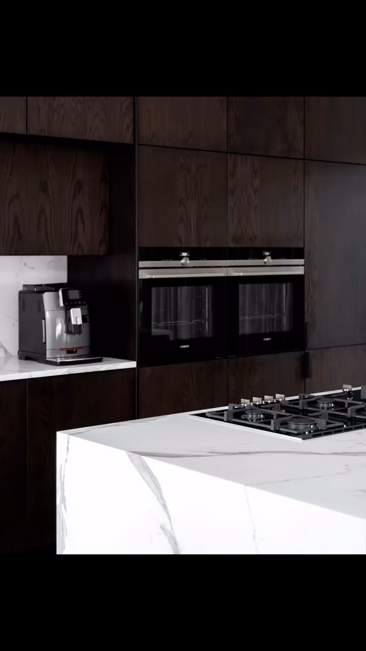 K A N S O 簡素
Embracing simplicity and purity in design. Our team at Rock & Stone crafted the kitchen island and prep counter using Level Statuario Extra Matt 12mm, embodying the philosophy of Kanso from Zen culture. With its bright white background and elegant grey veins, it delivers timeless simplicity. A collaborative effort with @frankiemachineshop resulting in a stunning project. #KansoDesign #Simplicity #ZenAesthetic