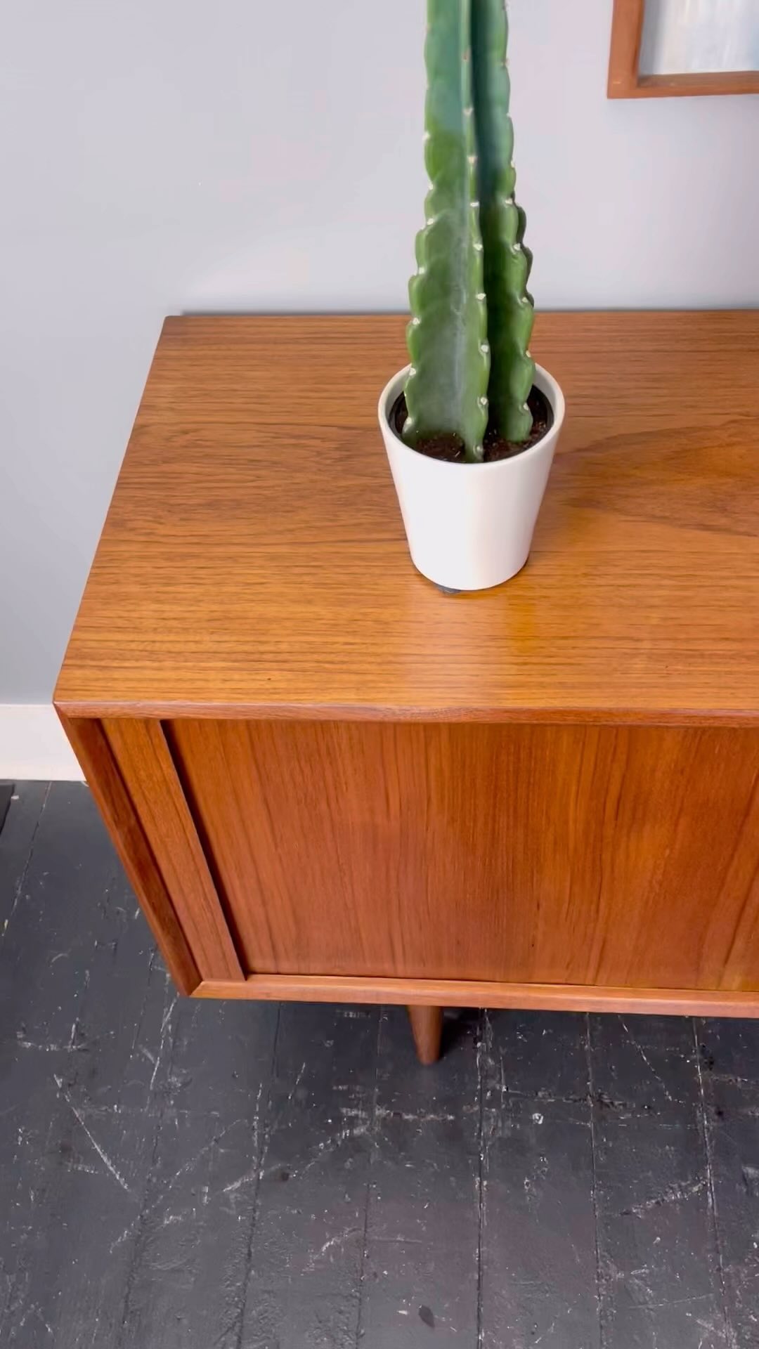 Credenza season is right around the corner!! This amazing Faarup Mobelfabrik teak credenza with tambour doors is calling your name for the holidays! I do not get these types of credenzas often thats for sure! I also have an amazing rosewood credenza.
#love #mcm #midmod #instadaily #reelslovers #artist #washingtondc #midcenturymodern #midcenturymodernfurniture #furnituremakeover
