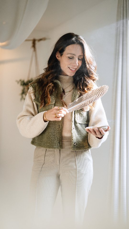 JIJ, bent zo enorm klaar voor jouw leven,
JIJ, bent helemaal ready om het vorm te geven,
JIJ, mag gaan voelen, ervaren, verlangen, gaan..
JIJ, bent het zoooo waard om aan het roer te staan.
Tijd is een gek begrip... we stellen vaak uit. Nu nog even niet, of er is altijd een maar.. waar je op stuit. Altijd een reden om toch nog even niet voor jezelf te kiezen, soms uit angst om de veiligheid te verliezen. Weet dat de tijd niet eeuwig is, de tijd raast voorbij. Begin vast met een klein stapje. Wat maakt je op dit moment blij? Wat kun je doen, om jouw dag vandaag, te vullen met liefde, verbinding, fun of gewoon even zijn? Adem in, adem uit, zet de stap, het is fijn.🩷
In bewustwording van de snelheid elke dag, ligt de vraag hoe wil ik leven? Wat als ik kiezen mag? Wat zou ik mezelf dan geven? Je bent vrij om te voelen, wat jouw innerlijke stem te zeggen heeft, adem in, adem uit, het leven wil dat je LEEFT💫
Liefs! 🩷
#innerlijkwerk #bewustwording #leven #leef #tijd #time #innerwork #innerpeace #innerwisdom #feeltoheal #feel #energy #live #enjoy #feelfree #behappy #stilte