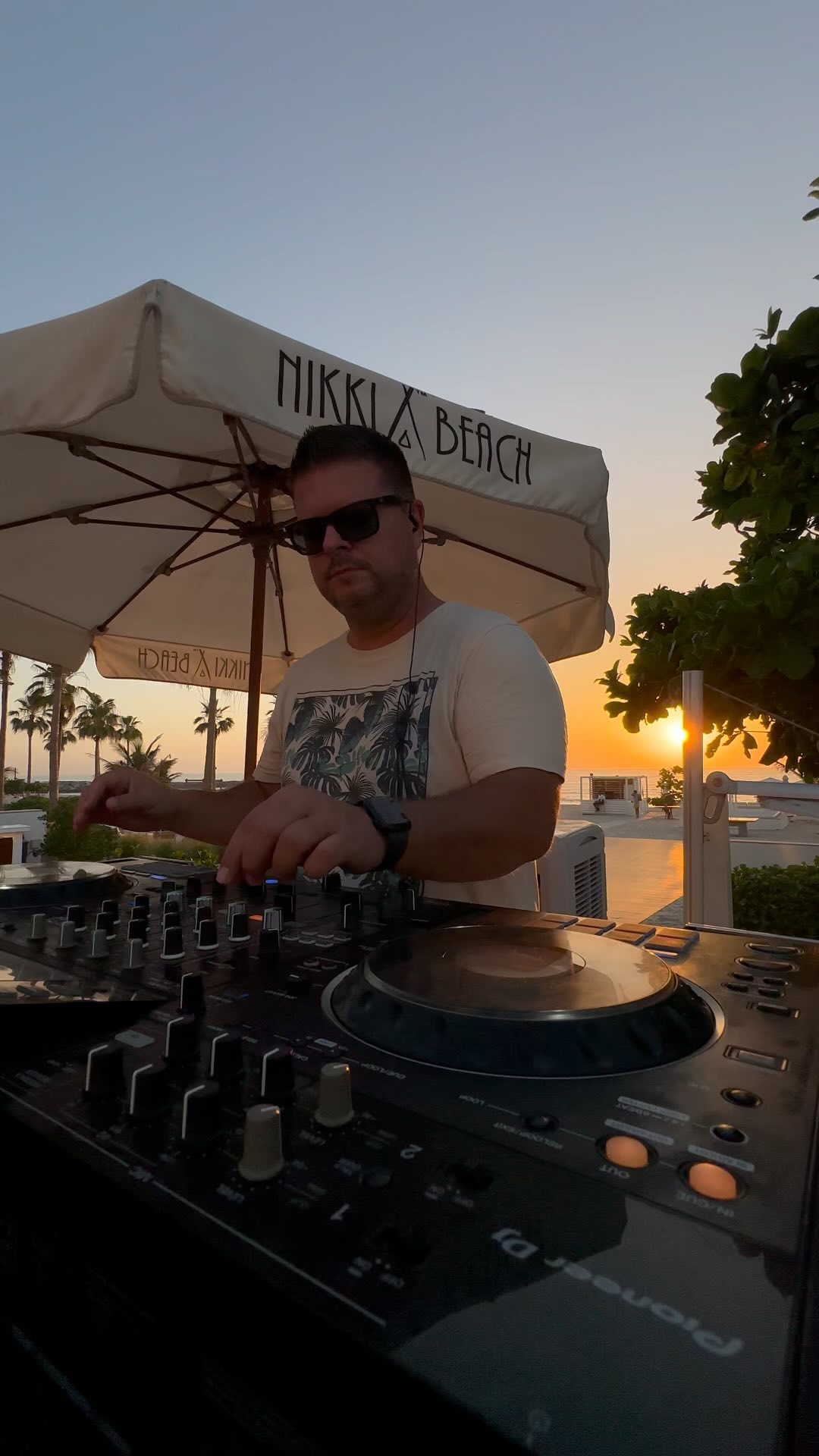 Exclusive sunset premiere of my latest single “Sky Runs Out” with Lorraine Gray at @nikkibeachdubai 😎🌴🍹🌅
Link in bio ⚡️
@lglorraine73 @inkognitorecords
#dj #nikkibeach #nikkibeachdubai #djset #livedjset #beachvibes #sunset #dubaidj