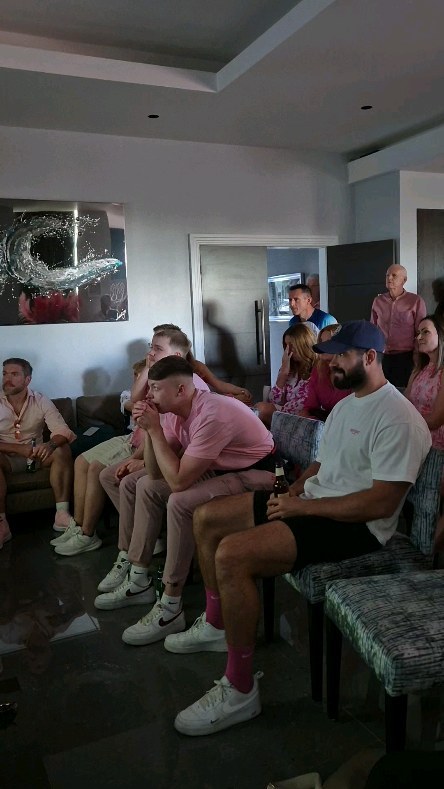 We had an awesome night playing in Hull at @nikkiluen and @luenpaul 's absolutely stunning home 😍 🏠 for their pink themed summer party! 🎀🌸💗👚
We had a fab time watching England beat Switzerland, getting them through to the semi-finals, and then partying the night away with all your friends and family ⚽️🏴
Nikki and Paul thought of absolutely everything for their summer party....a sax🎷 player, DJ 🎧, stilt walkers 😮, a violinist 🎻and of course.... THE SWEET BEATS 🤍🙌❤️
Thanks to this gorgeous couple for welcoming us into into your stunning home 💗