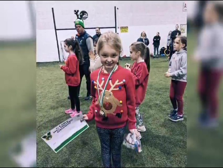 On Monday night, the 2015 u8 girls had their last session of 2023. After a year of hard work, the team finished off with a fun session in the arena with plenty of festive jumpers on show.
At the end of the session the girls were presented with a certificate for completing a skills challenge the previous week and a medal in recognition of all their hard work during the year.
There has been great commitment and a tremendous amount of work done this year by the girls and the skills improvement and how they have grown in confidence has been a joy to behold.
The diligence and effort made by mentors is to be applauded and the support of parents, transporting the girls to training and matches.
The girls will look forward to 2024 as they progress to u9s 🤍💚