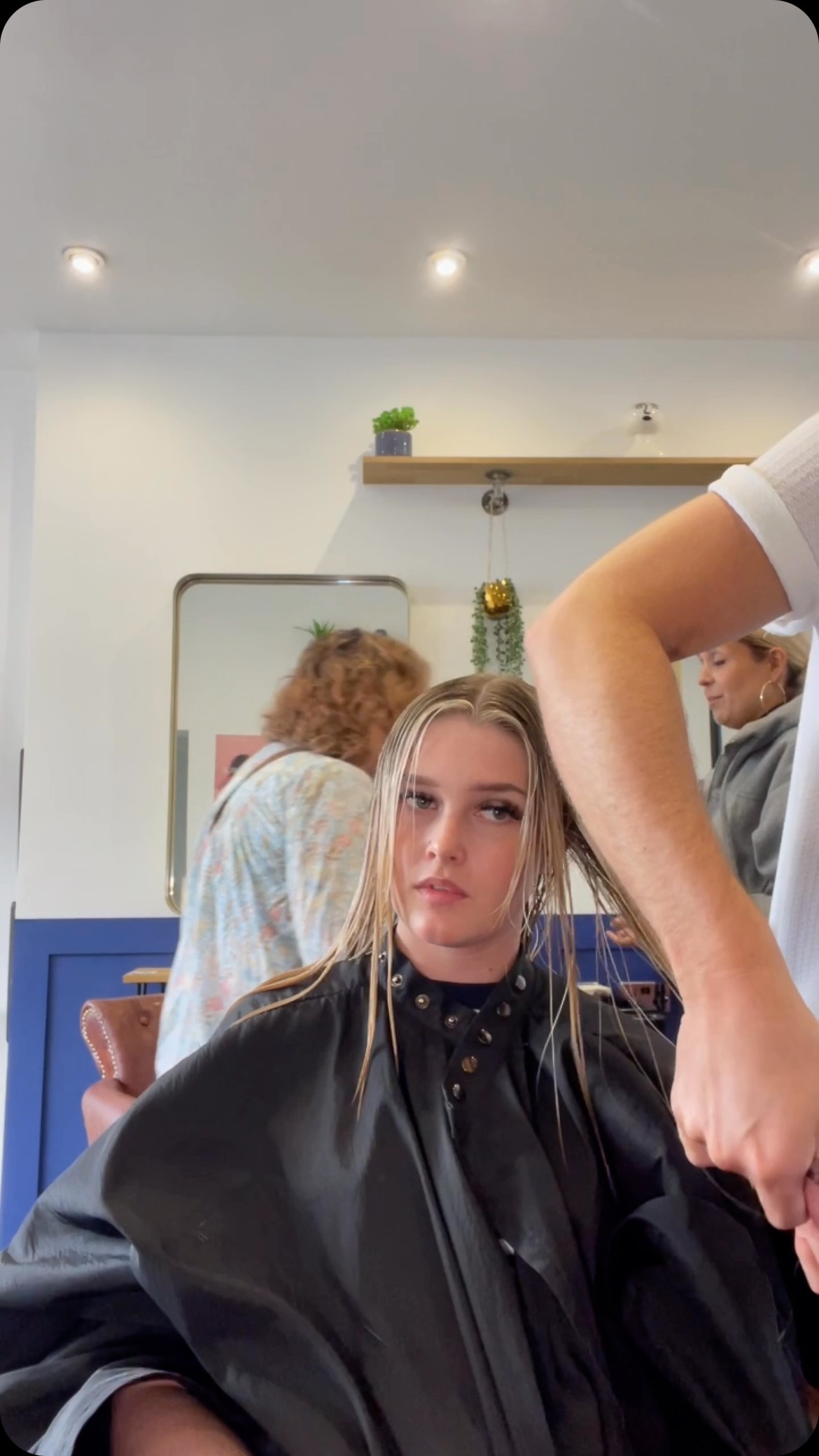 Jade wanted to freshen up her blonde, and a fresh cut after having her extensions out! The brief was balayage Barbie blonde with bangs 💫
#blonde #blondehair #balayage #hair #fresh #hairsalon #bournemouth #dorset