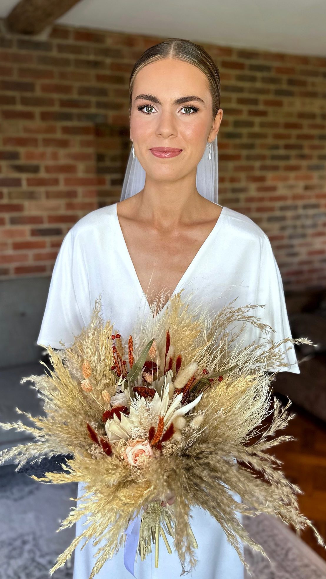 Modern. Elegant. Timeless â¨
Serious Sofia Richie vibes for Analise for her autumnal wedding @southlandbarns
Save for your classic, bronzed bridal inspo vibes!
Hair @the.bridalist
Florals - @hiddenbotanics
Dress - @clover.london
#bridalmakeupinspo #bridalmakeupartist #sussexwedding #sussexweddingvenue #surreyweddings #surreyweddingvenue #hampshireweddings #hampshireweddingvenue #sussexmakeupartist #surreymakeupartist #hampshiremakeupartist #bridalmakeup #naturalbride #bridalglow #2024bride #2025bride #sussexweddings #surreyweddingvendors #sussexweddingsuppliers #surreyweddingvendors #naturalbride #naturalbridalmakeup #classicbride #timelessbride #southeastweddings #bridesmaidmakeup #bridalmakeupideas #bridereveal #bridesmaids #eastsussexwedding #bridalmakeuptutorial #beforeandafter