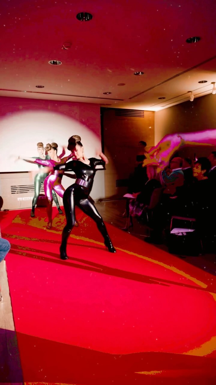 Creare Gioielli è arte.
Ci siamo ispirate alla bellezza artistica del quadro più famoso di Veermer “la ragazza con l’orecchino di perla” per ideare l’evento Nazionale alla forza vendita di @mylovlygioielli
Mylovly presenta la Nuova Collezione 2024 attraverso dei “quadri viventi” - danzatrici di voguing danzano sulle note di Vogue di #madonna indossando le nuove collezioni di gioielli.
Grazie Alessandra e a Beatrice per la fiducia ❤️
Photo e video @drecproduction