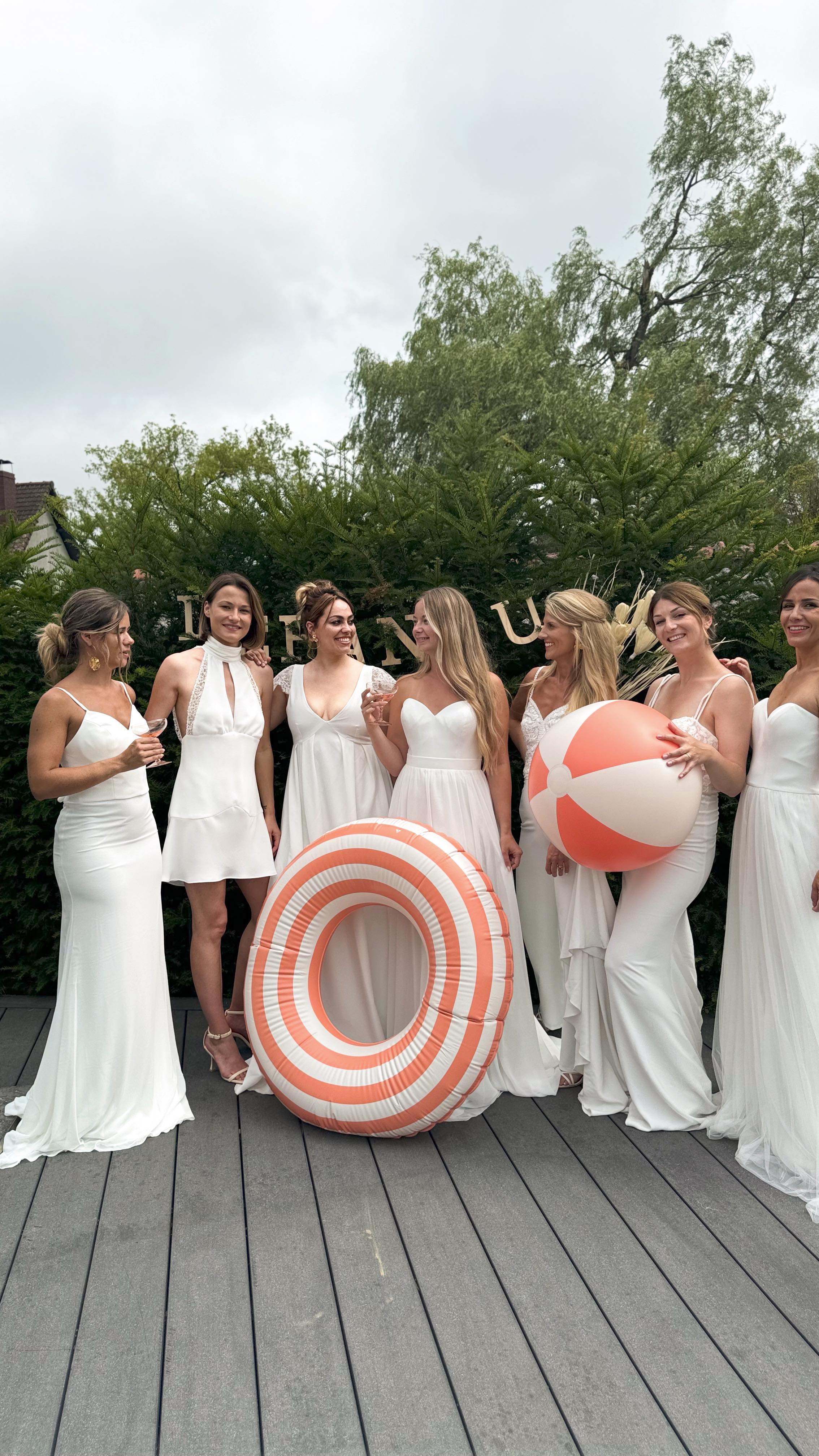 ce jour si important qui reste gravé dans la mémoire 🫶🏼
les copines et la famille qui t'aident à choisir ta robe de mariée 🥰
#mariage #fun #robesdemariée #robe #location #mariee #futuremariee