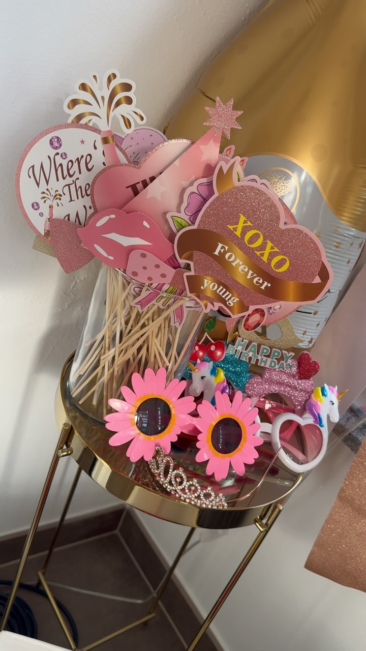 Dirty Thirty 💕
Den dreißigsten Geburtstag muss man ordentlich feiern. Da sind wir uns sicher einig. ☺️👌🏻
Und auch, wenn man zu Hause im kleineren Rahmen feiert, ist es erstaunlich, dass ein normales Wohnzimmer mit unserer Fotobox zu einem Fotostudio verwandelt werden kann. 💗✨
Bis 2 Uhr nachts feierte die Gesellschaft dieses besonderen Geburtstags. 😇
Feierst du schon deinen Geburtstag mit unserer Fotobox? 🫣
Wenn nicht, hole dir jetzt die Infos direkt bei uns. 🥰💕