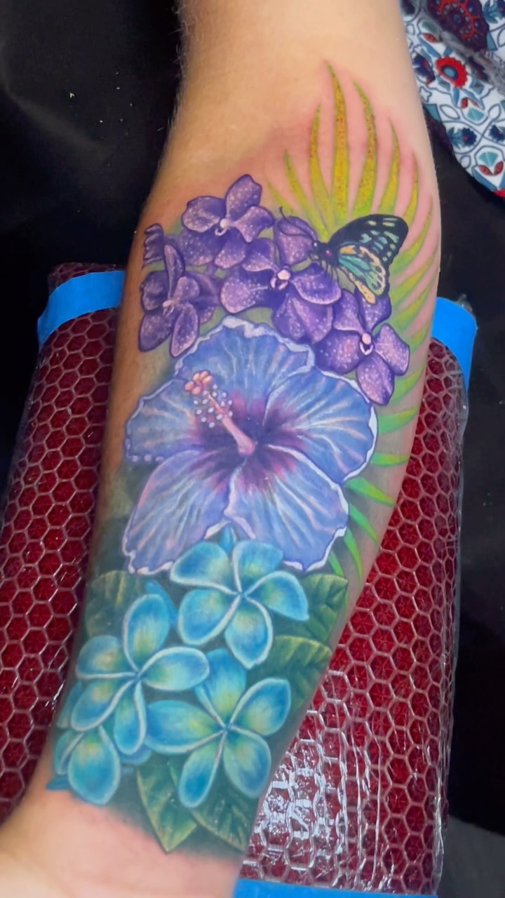 Take a look at yesterday’s project. This was one session, I believe about 6 or 7 hours of tattooing. I’m really enjoying these tropical floral projects, so if you want something like this… I’m your girl!