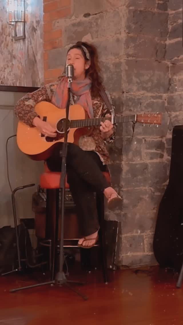 Grateful for the chance to play a little in Ireland! Joel, the outgoing lad that he is got me to go up during Colm’s little break in his set at the bar last night! ✨🫶 #not gonna lie, always fun to sing and play with amplification 😊 thanks guys!