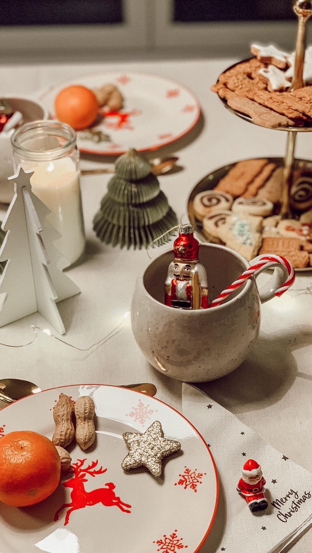 Schöne Grüße und ein paar weitere Weihnachtsimpressionen🤩 Geht es noch bei euch? So langsam gibt es eine Reizüberflutung, oder?😂⭐️ Wir hoffen, dass es euch gut geht🤍
#christmas #colorfulchristmas #interior #interiør #interior123 #interiordesign #interiorinspo #interiorinspiration #cornersofmyhome #colorful #colorfulhome #colorfulhouses #schönerwohnen #solebich #weihnachtsdeko #weihnachtszeit #weihnachten #weihnachtsinspo #weihnachtsinspiration