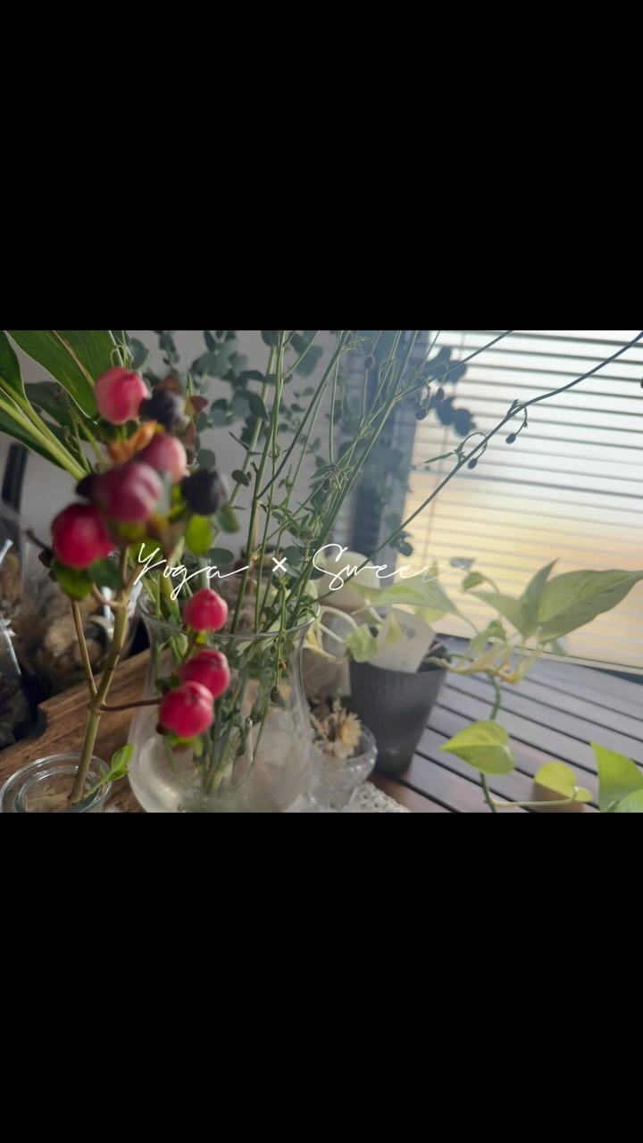 〜𝒀𝒐𝒈𝒂 𝒙 𝑹𝒂𝒘 𝒔𝒘𝒆𝒆𝒕𝒔 𝒄𝒐𝒍𝒍𝒂𝒃𝒐𝒓𝒂𝒕𝒊𝒐𝒏 𝒆𝒗𝒆𝒏𝒕 〜
ヨガ×ロースイーツ
@premanatomoco の心と身体を整えるヨガ𓀡
そして
身体を癒すスイーツで心と体のメンテナンスtime...
【 本日のスイーツプレート𓎩 】
𓊯 発酵グラノーラのアサイーボール
𖠚ᐝ グリーンスムージー
とにかく贅沢にナッツとフルーツを使ったアサイーボール𓇨
今回はトッピングに
🥝キウイ
🍌バナナ
🫐ブルーベリー
🌻パッションフルーツ
アサイーソースの中にも数種類の隠しフルーツがIN㊙︎
そしてグラノーラにも
ゴロゴロドライフルーツとシード&ナッツがこれでもかと(笑)
とにかく辛い酷暑に負けない身体に
癒しの食事を𓎩
よく噛んで食べることで食べ過ぎ防止、消化吸収の促進につながります
そして食欲停滞しがちな身体に
効率よくビタミンやミネラルを!
𖠚ᐝグリーンスムージーは今回は
🍍パイナップル
🥭マンゴー
🍌バナナ
🥬小松菜
で初心者でも飲みやすいお味に。
個人的にこの強い陽射しで日焼けが気になるので
メラニンの組成を抑える働きの果物をチョイス!
夏の果物は自然と同調して
きちんとその時期に必要な効果を与えてくれます✧
今回はそんな夏のフルーツをふんだんに使って
お召し上がりいただきました!
夏を美味しく楽しもう♡…ということで ☺︎
次回もお楽しみに…✽ᐝ
(日程はまた後日…)
˚˙༓࿇༓˙˚˙༓࿇༓˙˚˙༓࿇༓˙˚
◆日時
現在未定(リクエストも可)
◆費用
3,000円
◆内容
ヨガ 60分 + カフェタイム(スイーツ+ドリンク付き)
◆場所
@lohastic
✻少人数しか入れませんので、定員に達し次第締め切らさせていただきます。ご了承ください。
º· .•*¨✼ºᵒ••ᵒº° ˚°ºᵒ••ᵒº.✼¨*•.* ゚
《7月スケジュール》
31日 スピリチュアルカウンセリング
《8月スケジュール》
1〜2、5〜9、19、21〜22、28〜30日
スピリチュアルカウンセリング
3、10〜15、17、24、25日 お休み
4(新月)、18日(満月)
光のローチョコBOX販売
16、20日
発酵Rawスイーツ レッスン
27日
ヨガ×ロースイーツ(プライベート)
上記日程以外で
ロースイーツのテイクアウト&リクエストレッスン
スピリチュアルカウンセリング受付中♪
(土日祝日はテイクアウトはお休みです)
⁎⑅⃝⁎୨୧⁎⑅⃝⁎୨୧⁎⑅⃝⁎୨୧⁎⑅⃝⁎୨୧⁎⑅⃝⁎୨୧⁎⑅⃝
《募集中講座》
🌿ロースイーツパティシエ認定講座
→ロースイーツのノウハウを学びます
🌿ローショコラパティシエ講座
→ローチョコレートに特化した講座です
🌿他リクエスト可能
🌹花おはぎレッスン
ヴィーガン仕様のあんこを使った可愛いお花絞り
🌹ショコラフラワー講座
仕様の違う3種類のチョコレートでお花絞り
🌿𝒍𝒐𝒉𝒂𝒔𝑻𝑰𝑪 𝒔𝒘𝒆𝒆𝒕𝒔は
日本ヘルシーフード協会
『ロースイーツパティシエ』
『ローショコラパティシエ』
𝒓𝒂𝒘&𝒓𝒂𝒘認定校になります
@𝗋𝖺𝗐𝗌𝗐𝖾𝖾𝗍𝗌.𝖺𝗄𝗂.𝗏𝖾𝗀𝖾𝖻𝗂𝗈
🍎発酵料理教室 円居認定講師
🌹社)𝑨𝑳𝑨
『ショコラフラワー認定講師』
になります
*・゚゚・*:.。..。.:*・゚゚・*:.。. .。.:**・゚゚・*:.。..。.:*・゚゚・*:.。.
《𝒍𝒐𝒉𝒂𝒔𝑻𝑰𝑪 𝒔𝒘𝒆𝒆𝒕𝒔》
ロースイーツ/花おはぎ/ベビー教室/スピリチュアルサロン
☆𝑳𝑰𝑵𝑬 (𝑰𝑫→@𝟥𝟩𝟨𝗊𝗎𝗏𝗅𝗂)のお友達追加で
ロースイーツレッスンがお得に受けられるクーポン配布中♡
スピリチュアルアカウント
@lohastic_orb
#ローショコラパティシエ #ローショコラ #ローチョコレート #ロースイーツ大好き #ローチョコレートレッスン #ローチョコレート教室 #ヴィーガンスイーツレッスン #ヴィーガンお菓子 #オーガニックスイーツ #プラントベーススイーツ #身体に優しいお菓子 #グルテンフリーのお菓子 #発酵おやつ #発酵ジュース #発酵シロップ #発酵スイーツ #フィトセラピー #phytotherapy #植物療法 #静岡花おはぎ #ロースイーツオンラインレッスン #子連れ参加 #ロハスチックスイーツ #ロースイーツ講座 #𝚛𝚊𝚠𝚜𝚠𝚎𝚎𝚝𝚜𝚕𝚎𝚜𝚜𝚘𝚗 #ロースイーツ教室 #ロースイーツ焼津 #ロースイーツ静岡 #焼津ママ