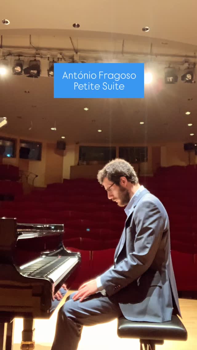 For me, playing the music of António Fragoso is like returning to my childhood.
I first played this Prelude from the Petit Suite as a child, and this little piece has stayed with me ever since.
Fragoso was one of the most gifted Portuguese composers of the early 20th century — and sadly passed away far too young, at just 21, due to pneumonia.
🎧 Had you heard of him before? Let me know in the comments.
🇵🇹
Para mim, tocar a música de António Fragoso é como regressar à minha infância.
Toquei este prelúdio da Petit Suite quando era criança, e esta pequena peça acompanha-me desde sempre.
Fragoso foi um dos compositores portugueses mais talentosos do início do século XX — e, infelizmente, faleceu demasiado cedo, com apenas 21 anos, vítima de uma gripe pneumónica.
🎧 Já conheciam a música dele? Contem-me nos comentários.
#PedroEmanuelPereira #AntónioFragoso #PetitSuite #PortugueseComposers #ClassicalMusic #Early20thCentury #PortugueseMusic #MusicalHeritage #PianoMusic #ModernClassical #CompositoresPortugueses #MúsicaClássica #HistóriaDaMúsica #ClassicalPiano
