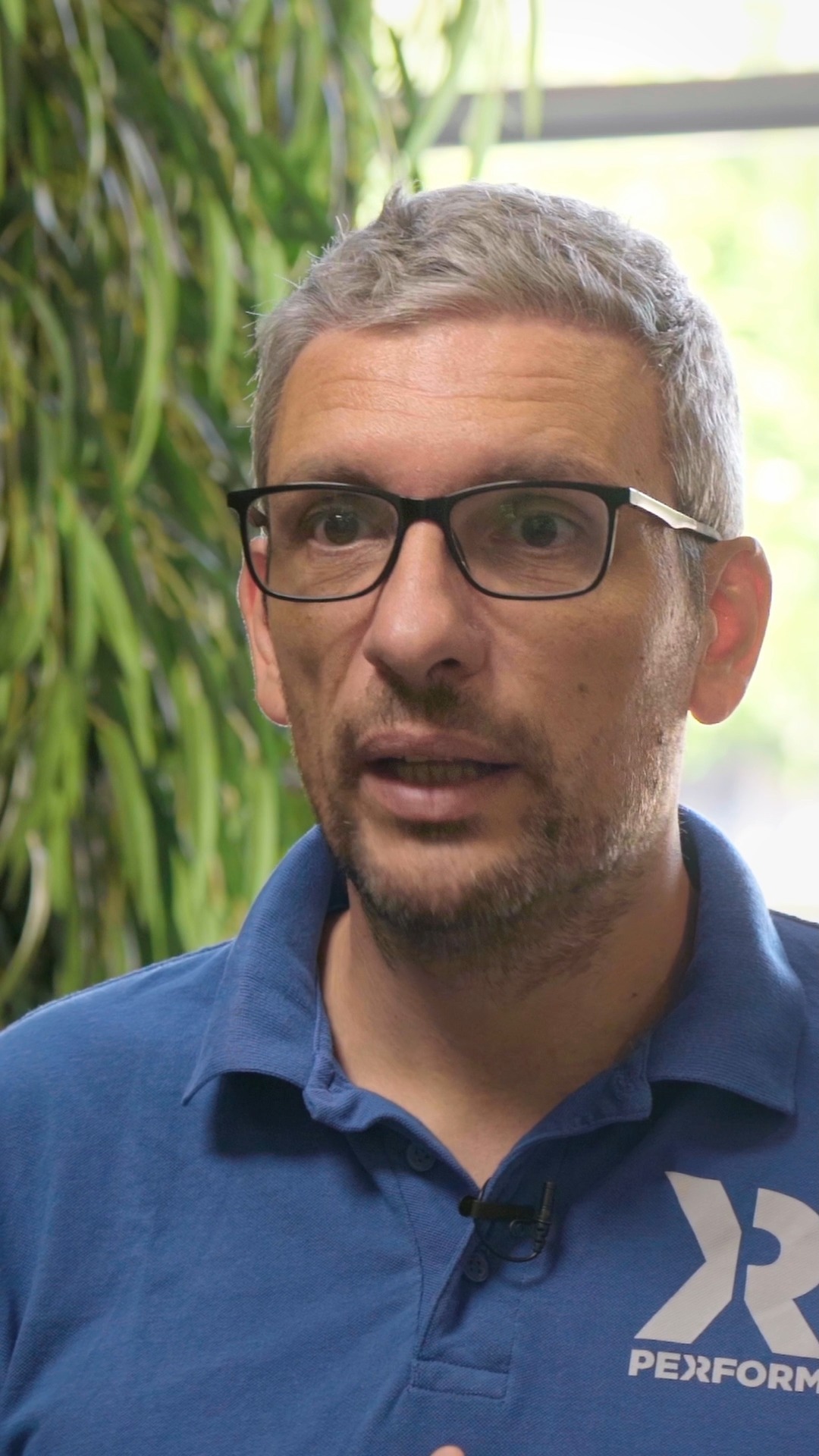 Misurare in riabilitazione è fondamentale!
Avere dati oggettivi sul movimento articolare, sulla forza muscolare o su eventuali squilibri tra i lati del corpo offre preziose informazioni per ottimizzare il trattamento. Ci consente di monitorare i progressi, individuare eventuali deficit alla base di dolori, prevenire problematiche specifiche e garantire un ritorno allo sport più sicuro. In questo primo video esploriamo l’uso dei sensori di movimento per valutare i deficit di mobilità articolare, uno strumento chiave per migliorare l’efficacia della riabilitazione.
#medical #performsmc #mylifepartner