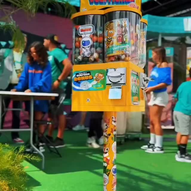 Strangers become acquaintances. Acquaintances become friends. Friends become family. This is @veefriends
🔥Video by @chrischanmedia 🤙🏻🔥
#VFMinis #LOUDVending