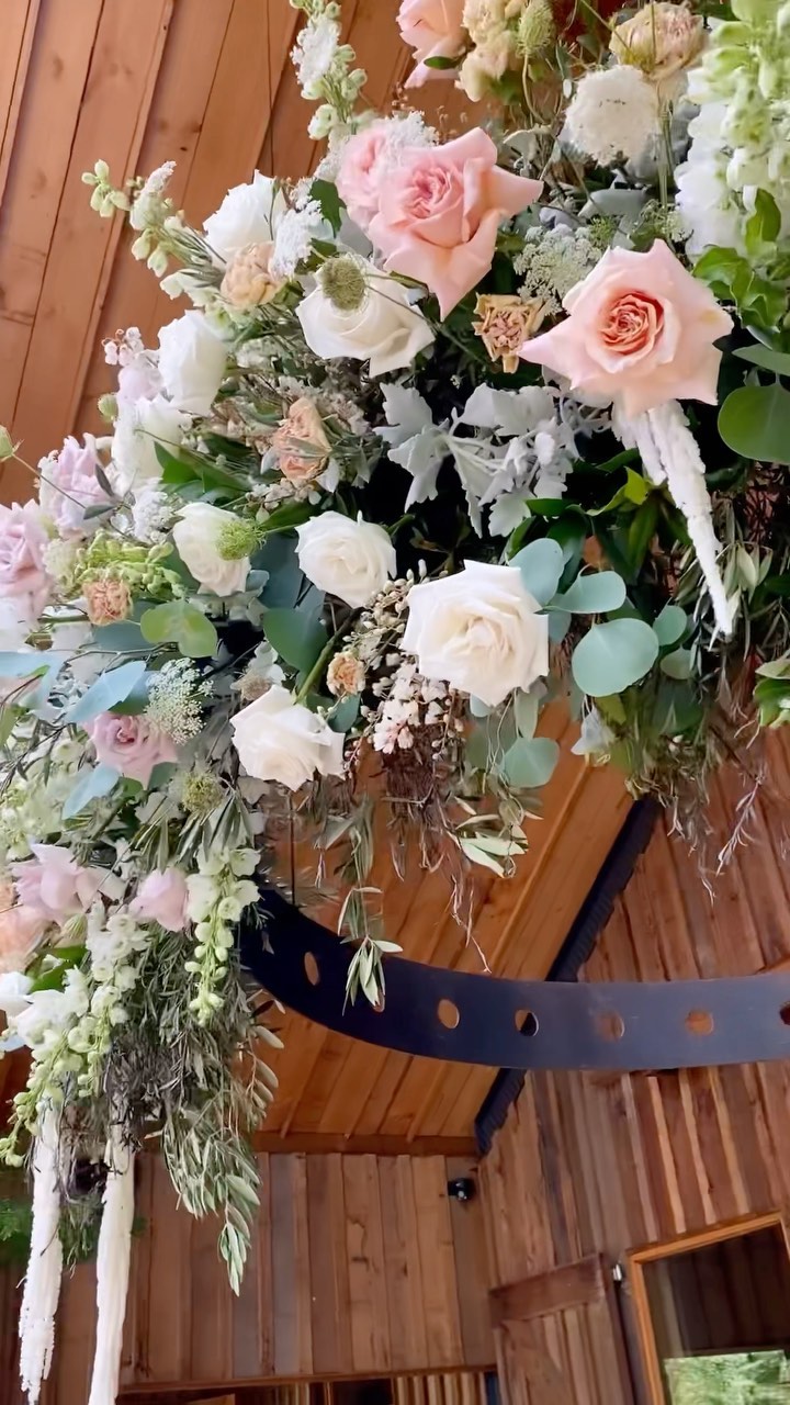 The ring at @bendooleyestate The Stables is just 😍
Beautiful florals by @lily_ever_after_flowers