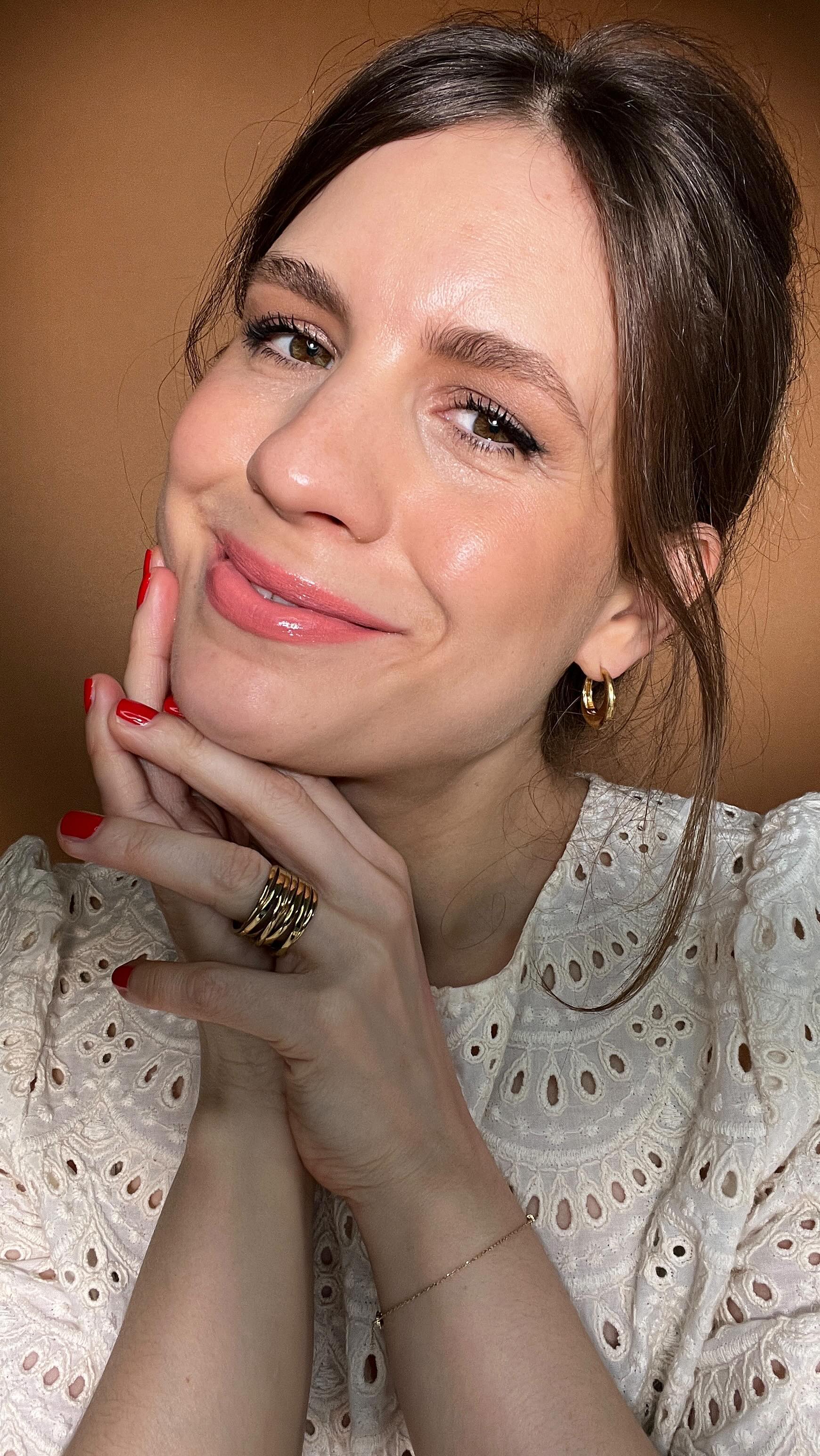 Lippenstifte für den Frühling 💄🥰🍇🩷🍉🍑?! Gehen immer - heute gibt’s hier 6 meiner aktuellen Favoriten!
Werbung da Marken verlinkt(unbezahlt)
Ich liebe Lippenprodukte einfach, egal ob Lip Oil, leichter Tint, matt und gut pigmentiert oder dazwischen.🥰
Für den Frühling gerne von rosig über Peach-Nude bis zu einem frischen Rot. In dem Reel zeige ich euch 6 Produkte, von etwas kühleren Farben hin zu etwas wärmeren Tönen. Von Lip Oil oder Balm Tint, Serum Lipstick und matter Textur ist alles dabei.☺️
Los geht’s:
1. Kosas Wet Lip Oil Malibu - klebt nicht, ist mittel pigmentiert und ein frischer kühlerer Pinkton, toller Glanz! 🍉🍇
2. @rmsbeauty Legendary Serum Lipstick in Miranda - hoch pigmentiert und long lasting, dennoch ein kühles und feuchtes gepflegtes Lippengefühl! Er ist wasserbasiert und sehr deckend, aber fühlt sich super leicht an. Musste mich erst an die Textur gewöhnen aber jetzt liebe ich ihn für den Alltag.🩷💄
3. @officialmanasi7 All Over Color Furusato - ein Lip2cheek Produkt, ein helles neutrales Pink (weder sehr warm, noch sehr kühl), leicht pigmentiert und sehr cremig. Auch super schön auf den Wangen! 🍓🍓
4. @kosas Weightless Lipstick in High Cut - pflegender Satin Lippenstift, mittelstarke Deckkraft und nicht matt aber aber nicht super glänzend. Genau die Mitte . die Farbe ist ein warmes Nude-Pink für einen zarten Look - liebe diese Farbe!🍑🍊💄
5. @kjaerweis Lipgloss in Courage - diese Farbe war schon vor 6 Jahren mein Favorit! Ein toller Lachston / helles Koralle, die Deckkraft ist leicht und er glänz wie ein Gloss, aber klebt nicht und ist sehr angenehm auf den Lippen zu tragen. 🍑🫶🏻💄
6. @iliabeauty Lipstick in Flame - ein leuchtendes Orangerot darf im Frühling bei mir nicht fehlen! Flame ist ein Rotton mit sehr warmen Unterton, die Deckkraft ist sehr hoch und er ist semi-matt, dennoch nicht trocken. Tragegefühl auch super und gute Haltbarkeit💄❤️🥰.
➡️So, und jetzt würde ich gerne wissen: welche Nummer wäre eure Nummer 1 für den Frühling ab jetzt? 🙃💄🥰