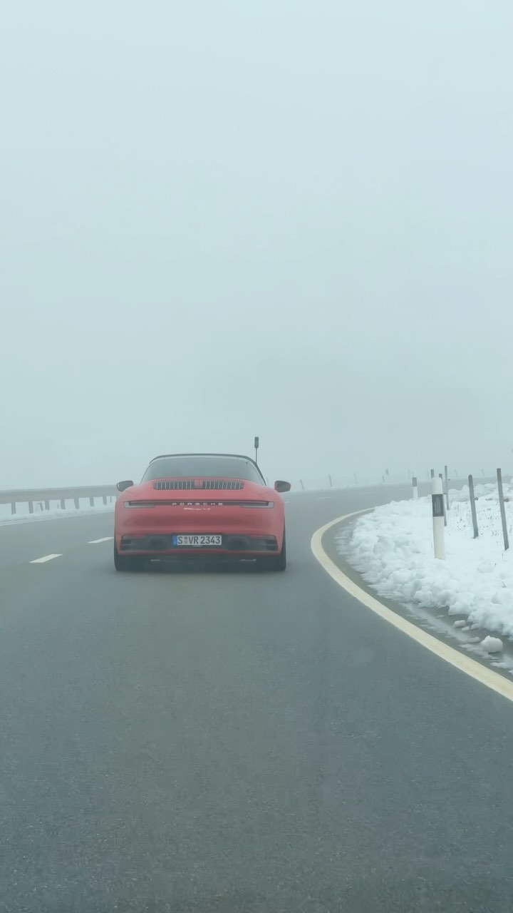 Two Porsche 911s carving through the stunning Julier Pass, en route to the elegance of St. Moritz. Where performance meets alpine beauty.
#Porsche911 #JulierPass #StMoritz #DrivingDreams