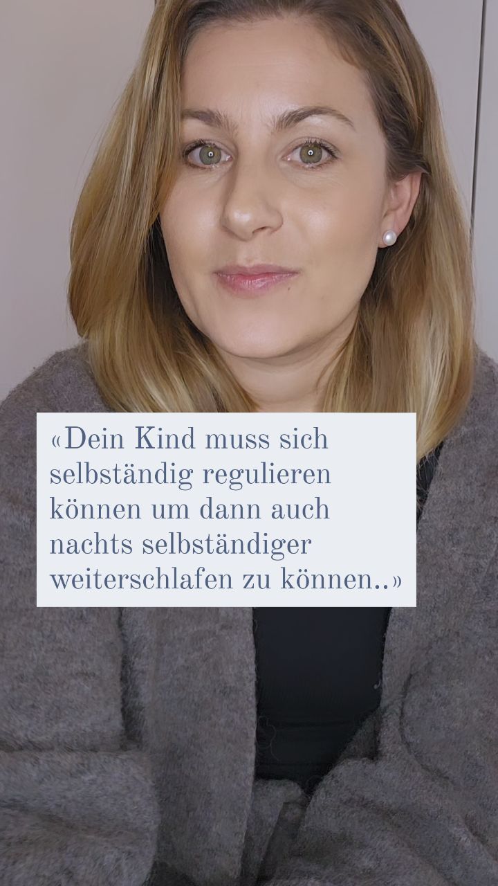 ✨Selbstregulation- alle sprechen davon, dass sie der Schlüssel zu besserem Schlaf ist..
🧐Du fragst dich aber, was genau im Bezug zur Schlafsituation damit gemeint ist?
🫵🏼Ich erklärs dir:
Ein und auch Weiterschlafen ist ein regulativer Prozess, dein Kind reguliert sich von einem aktiven- wachen Zustand in einen ruhigen- schlafenden Zustand. Das selbe passiert auch während der Nacht,
wenn dein Kind im Schlafphasenwechsel aufwacht.
💡Mit der Regulation ist also der Weg der Entspannung gemeint, den dein Kind zrücklegt bis es schlussendlich eingeschlafen ist.. Wie es der Name sagt bedeutet Selbstreglation sich selbst zu regulieren, wenn dein Kind z.B an der Flasche nuckelnd, Wippend auf dem Arm, an der Brust einschläft dann übernimmst du zur Zeit einen grossen Teil dieser Regulation.
Wenn man das möchte, kann ein Kind mit zunehmendem Alter lernen immer etwas mehr von dieser Regulation selbst zu übernehmen.
🔎Wie das klappt?
Indem du deine Unterstützung schritt für schritt zurückfährst und deinen Kind dementsprechend immer mehr davon selbständig übernimmt…
Du wünschst dir Unterstützung in eurer Schlafsituation? Schreib mir eine Nachricht💌