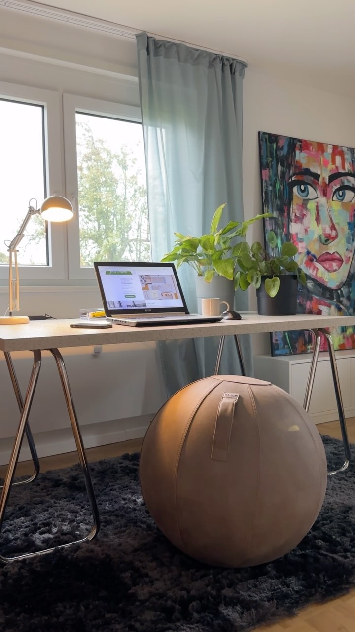 Heute zeige ich euch mal ein Produkt, das ich zum Einen selber nutze und zum Anderen schon in einigen Lookbooks/Einrichtungskonzepten eingeplant habe:
den BOL von @vluv_de 🥰
Jeder kennt die normalen Gymnastikbälle. Die sind super für die Tiefenmuskulatur in Rumpf und Rücken. Nur: Wer möchte schon so einen hässlichen Gummiball im Raum liegen haben?😩
Der BOL dagegen ist nicht nur super gesund und bequem, sondern sieht auch noch richtig cool aus, finde ich.☺️
Egal ob im Arbeitszimmer, Wohnzimmer oder Kinderzimmer – er passt einfach überall rein, weil es ihn in verschiedenen Farben und mit verschiedenen Hüllen gibt. Passend zu jedem Farb- und Materialkonzept im Raum. 💪🏻
Ich wechsle jetzt öfter mal vom Stuhl auf den Ball, und ich muss sagen, mein Rücken freut sich. 😜
Wer hätte gedacht, dass man beim Sitzen was für die Tiefenmuskulatur tun kann? 😎
Habt ihr euren Bürostuhl auch schon mal gegen einen Ball ersetzt? Lasst mal einen Kommentar da 🏐💬
-Werbeanzeige-
#sitzball #vluv #sitzen #arbeiten #einrichten #inneneinrichtung #einrichtungskonzept #interior #interiordesign