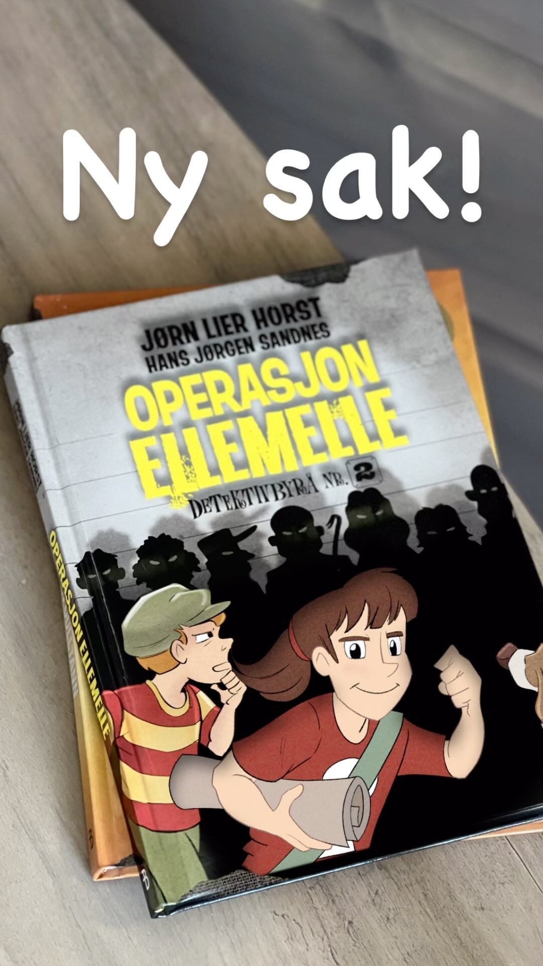 Vinteren er nesten over, og snøen er i ferd med å smelte i Elvestad. I en snøhaug finner Tiril, Oliver og Åtto flere mystiske ting. Alt tyder på at tingene er brukt til å utføre en forbrytelse, men hva har egentlig skjedd? Og hvem står bak? Det er ingen tvil om at Detektivbyrå nr. 2 har fått en ekstra stor og vanskelig sak.
Bøkene om Detektivbyrå nr. 2 er en av Norges bestselgende barnebokserier gjennom tidene, med et opplag på over 3 millioner bøker. Flere av historiene er filmatisert, og det er også laget teaterforestilling basert på det populære universet. Hovedkarakterene Tiril, Oliver og Åtto ble i 2022 kåret til tidenes beste barnebokkarakterer av Bok 365. Og i 2023 ble Jørn Lier Horst og Hans Jørgen Sandnes tildelt den gjeve Teskjekjerringprisen for serien.
#detektivbyrånr2 #nysak #detektiv #barneboktips @barnsomleser @lierhorst @hansjorgensandnes #sandnesmedia
