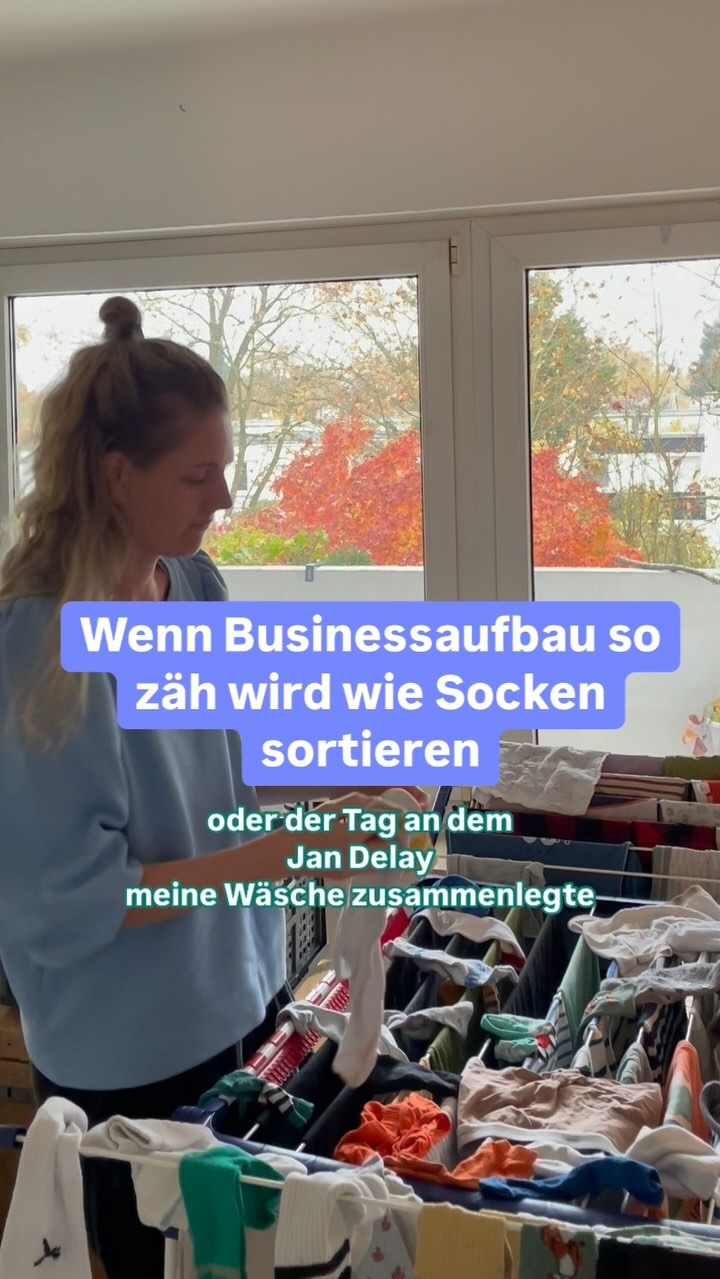 Wäsche Waschen find ich so maximal nervig wie zähen Businessaufbau. 🐸
Das Waschen selbst ist ja wirklich nicht so schwer, aber das Aufhängen, das Ertragen von rumstehenden Wäscheständern im Wohnzimmer und dann auch noch das nervige Socken sortieren. 😫
Aber ich weiß, es muss gemacht werden, ausser ich freunde mich damit an, dass ich alle Aufmerksamkeit auf mich ziehe, weil ich einfach müffel. 🦨
Findest du nicht auch, dass Businessaufbau viel mit Wäsche waschen zu tun hat. 🙈
Wäschewaschen an sich ist schnell erledigt – so wie die ersten Schritte im Business. Ein Name, ein Logo, ein Instagram-Profil. ✌️ Easy, oder?
Aber dann? Das Aufhängen (also der Aufbau der Reichweite), das Warten, bis alles trocken ist (die Geduld beim Community-Aufbau) – und dann die Sache mit dem Sockenchaos.
**Da wird’s anstrengend. Und da geben viele auf.** 🧦
Geduldig einen Post nach dem anderen rauszuhauen, geduldig einen Kommentar nach dem anderen zu beantworten und geduldig aushalten, wenn es doch nicht so schnell geht, wie man es sich wünscht.
Wir kreativen Köpfe finden Socken zusammenlegen oft monoton und anstrengend. Wir brauchen viele Erfolgserlebnisse um dran zu bleiben und auch mal die Geduld.
Damit dir so schnell nicht die Puste ausgeht… Mach dir das Sockenmemory doch zu einer kleinen Party!
Schmeiß dir Jan Delay - Oh Johnny an, tanz wild durch den Raum – und feiere jeden kleinen Fortschritt. 🎉
So wird aus den zähen Pflichtaufgaben ein kleine Insel der Freude.
Denn das Durchhalten mit Leichtigkeit bringt langfristig die großen Erfolge.
POSITIONIERUNG
BUSINESSAUFBAU
ONLINEBUSINESS
COACHINGFUERFRAUEN
CONTENTPLAN CONTENTSTRATEGIE
KUNDENGEWINNUNGONLINE
BUSINESSSTARTEN
#Positionierung #Businessaufbau #onlinebusiness #coachingfuerfrauen