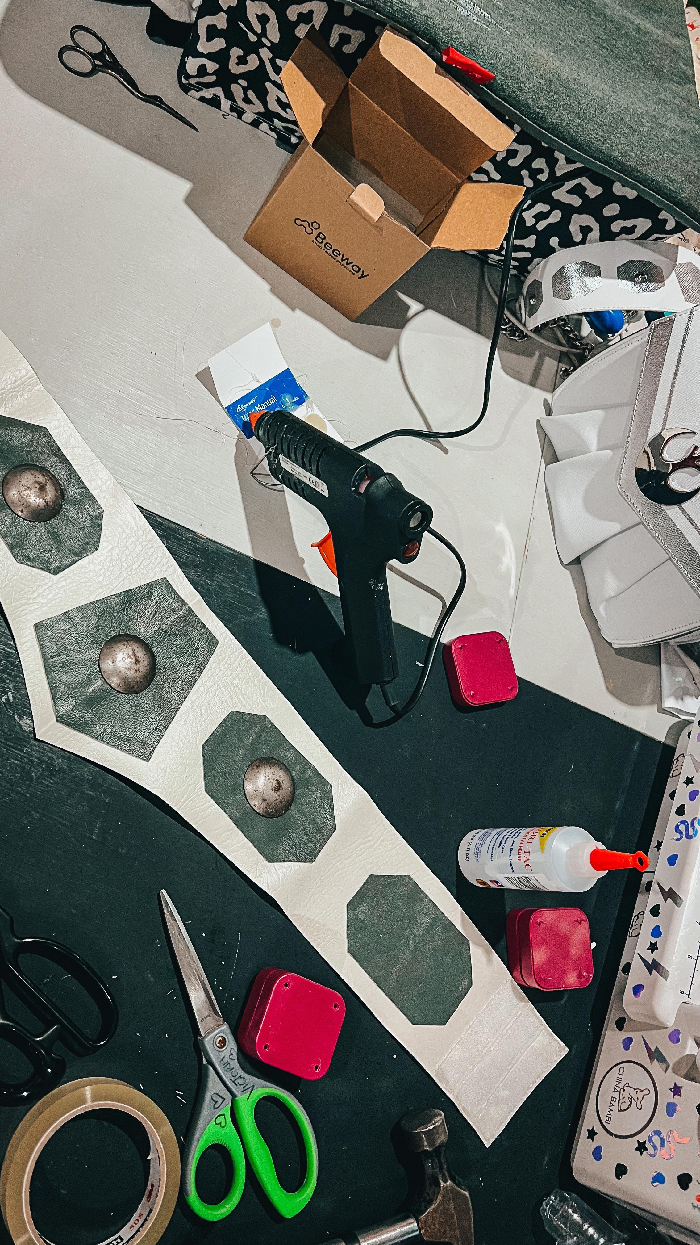 Nothing like making a last minute replacement belt the day before @starwarscelebration ๐คโญ๏ธ๐ค Think I sold my last one ๐
๐ค๐ป
#theforceisstrong #theforceisfemale #swc #starwarscelebration #convention #geek #leia #princessleia #adventure #girlswhocosplay #cosplay #cosplayer #costumedesigner #designer #travel #truffleshuffletribe #princessleiacosplay #loungefly #loungeflycollector #weekend #easterweekend #bankhol #bunsquad #reelitfeelit #makingof