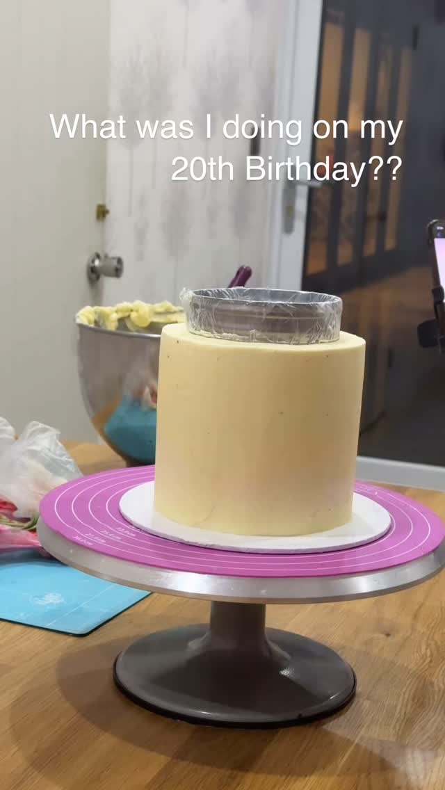 Sweet little Mamamia cake for a 20 year old! #twistedcakesbytia #welwyngardencity #cakedecorating #welwyngardencitymums #soothingvoice #asmr #cakedecoratingvideos #stalbans #hertfordshirecakes #mamamiacake #relaxingvideos #cakedecoratingtutorials