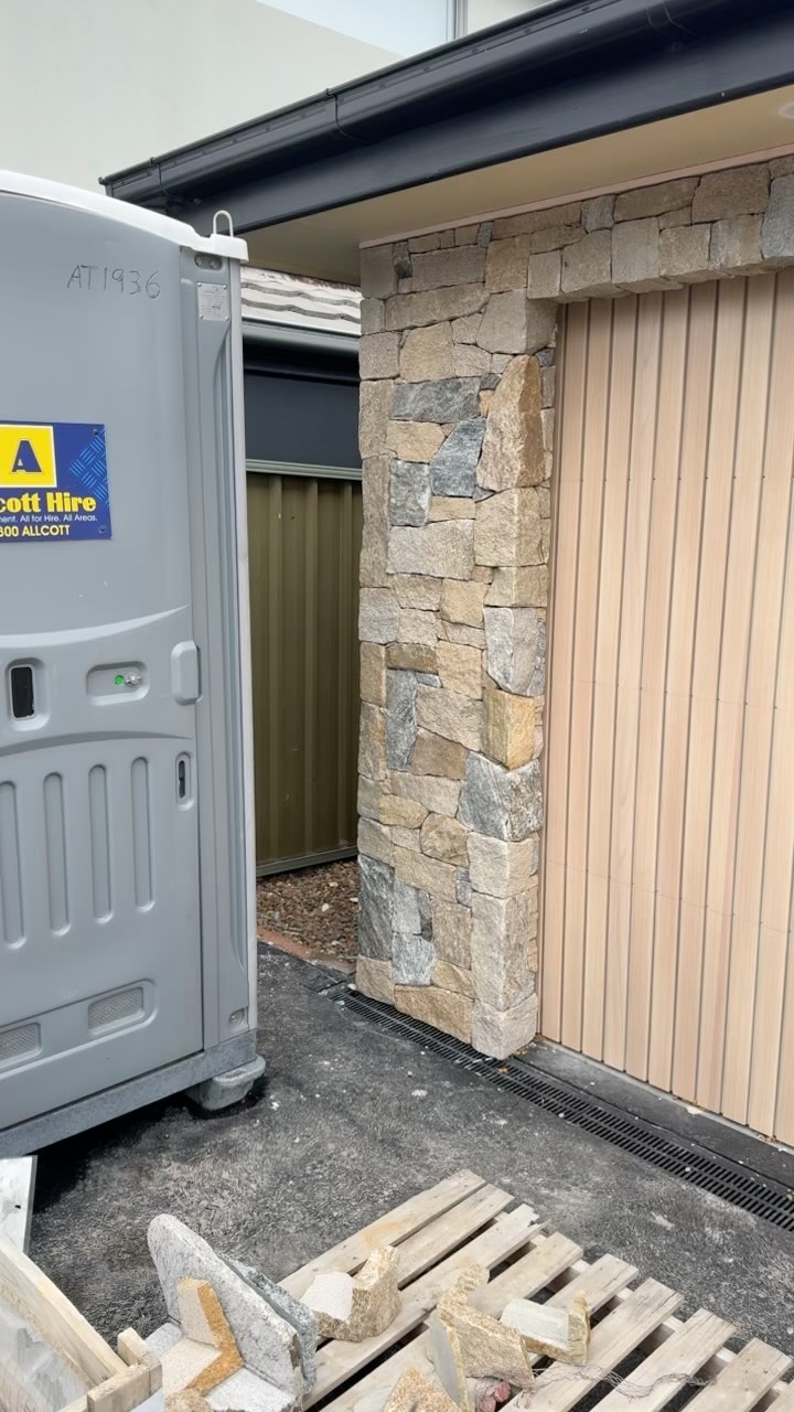 Beautiful mix of ‘Alpine’ & ‘Howqua’ from @ecooutdoor wrapping this garage/yoga studio. Takes it to the next level. Stage 1 complete, now waiting on the house.
#design #archidaily #architecture #housegoals #pimpmyhouse #stone #stonemasonry #stonecladding #stoneelements #newcastle #newcastlebuilder