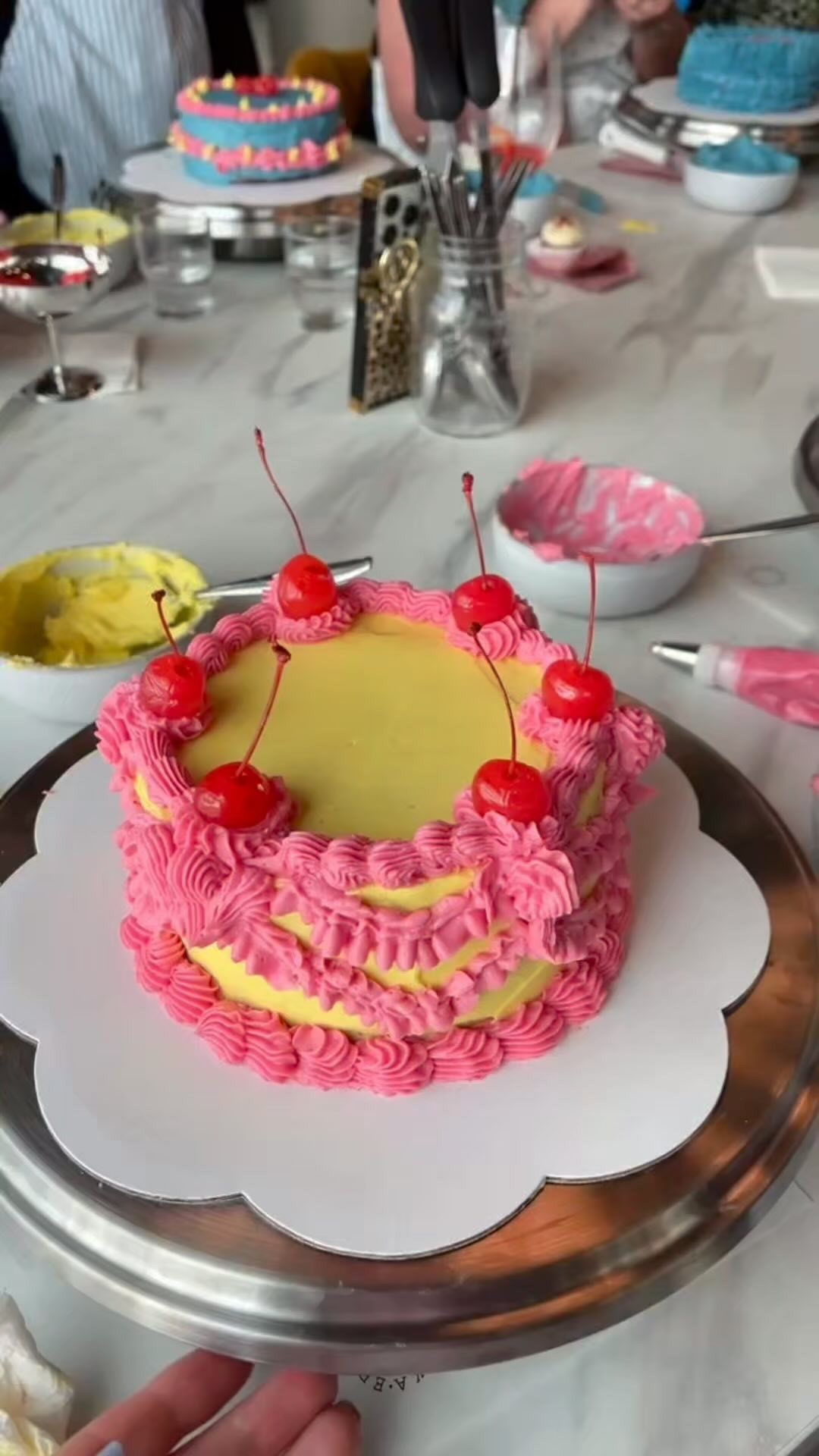 Hyvää naistenpäivää kaikille rohkeille ja inspiroiville naisille!
Pääsimme viettämään naistenpäivää ennakkoon luovien yrittäjänaisten kanssa, kun @helsinginyrittajat ja @klov_hanke järjestivät ihanan vintagekakkutyöpajan @bakerika_ :lla.
Yrittäjyys on rohkeutta toteuttaa omia unelmia ja visiotaan. Juhlitaan tänään naisia, jotka uskaltavat kulkea omaa polkuaan! 💛#naistenpäivä #markkinointi #somemarkkinointi #some